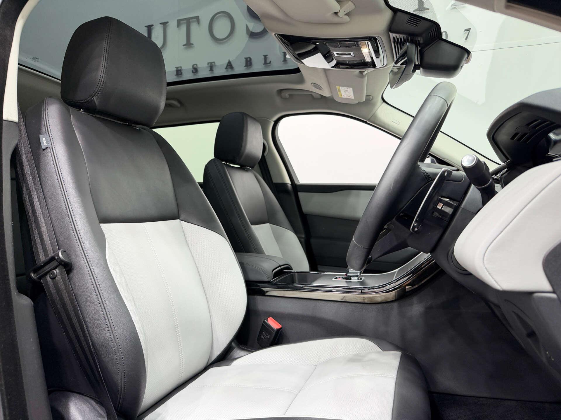 Land Rover Range Rover Velar view 2
