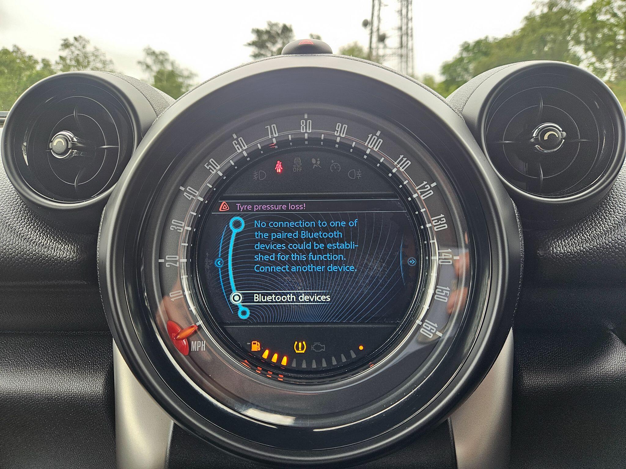 2016 MINI Countryman image 23
