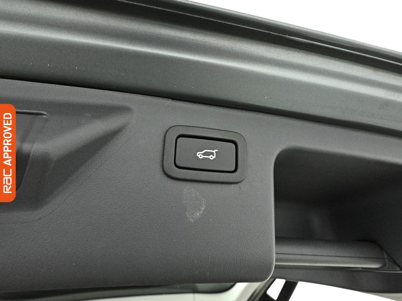Land Rover Discovery Sport view 14