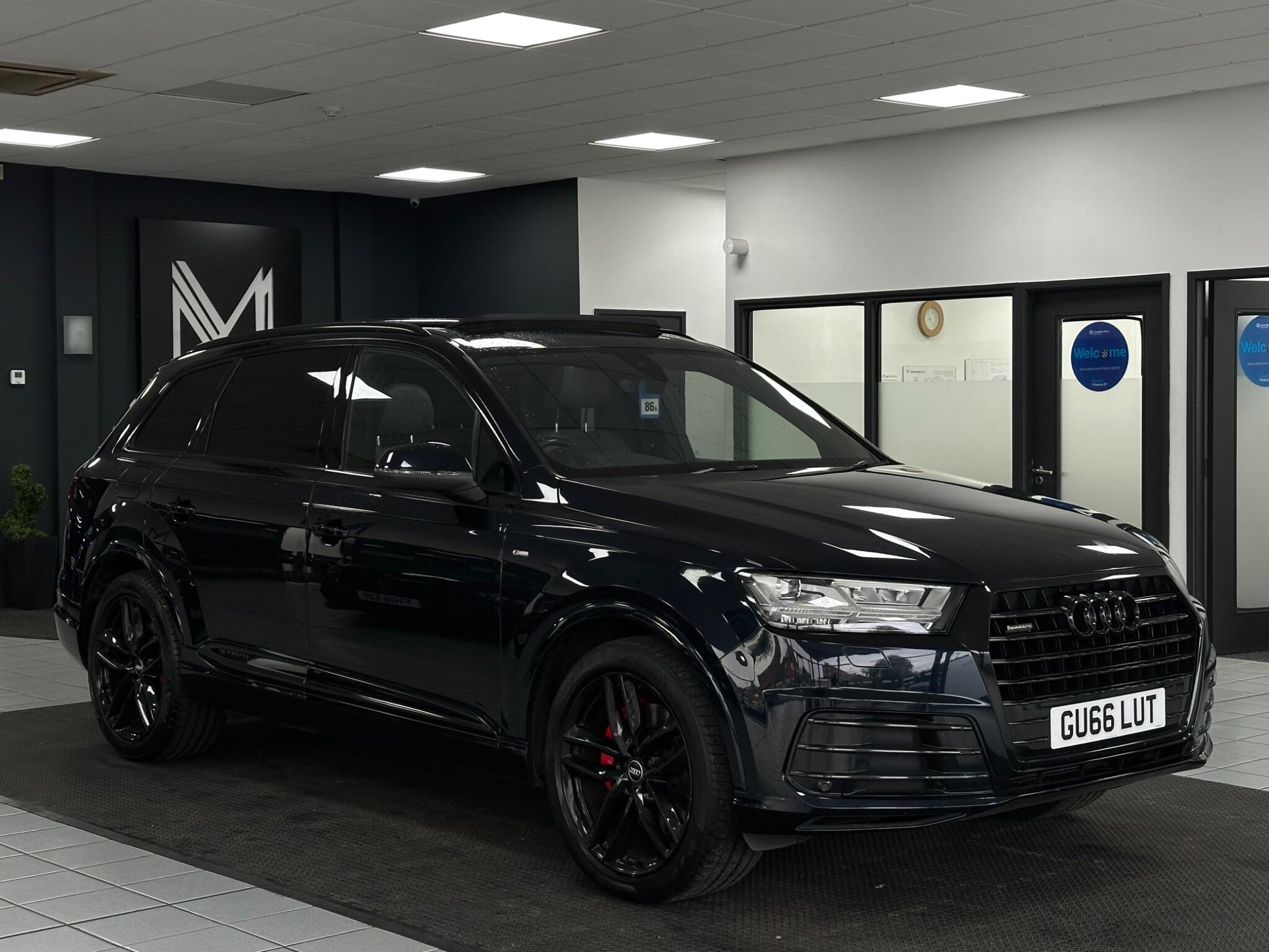 Audi Q7 view 5