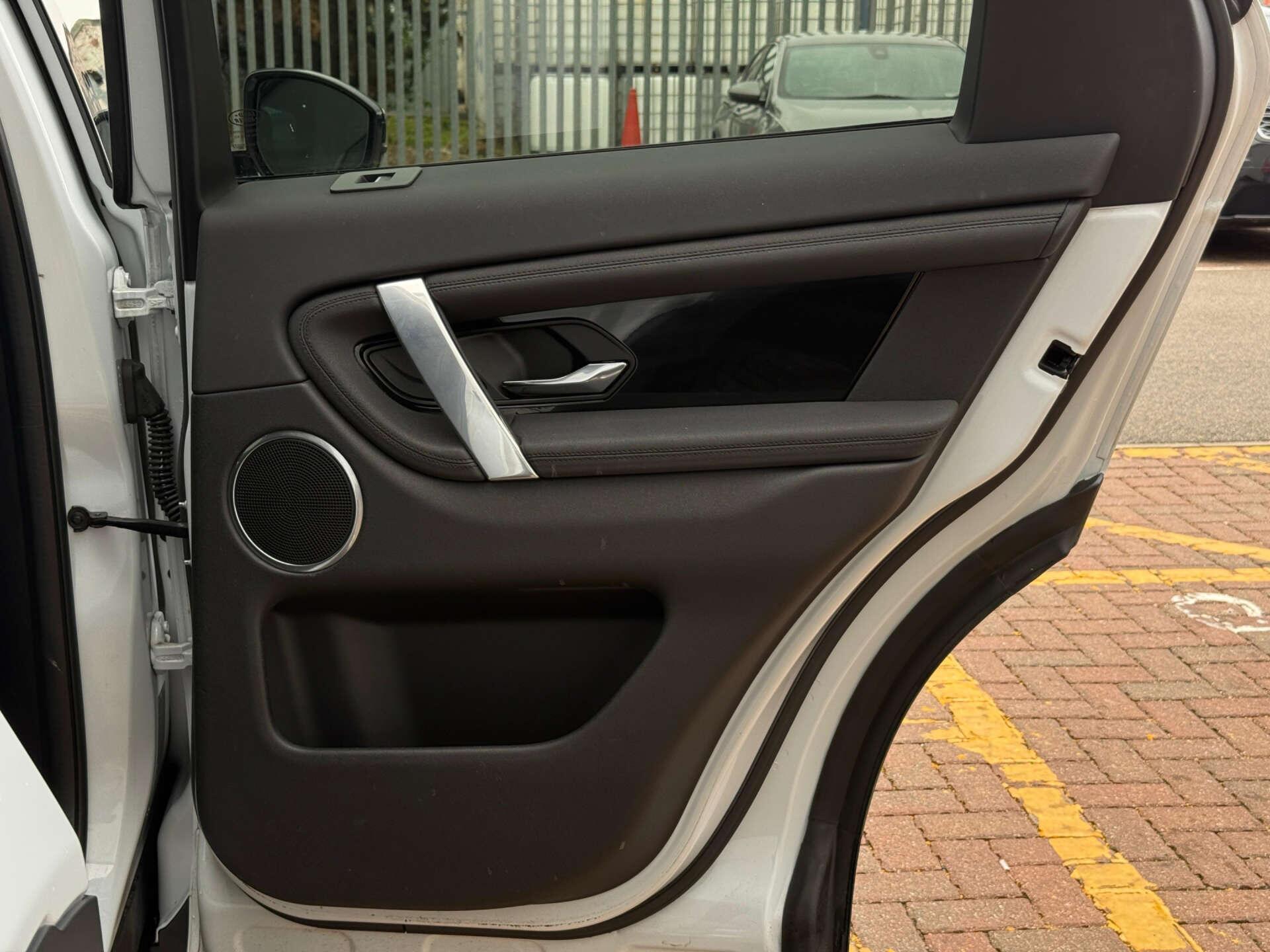 Land Rover Discovery Sport view 30