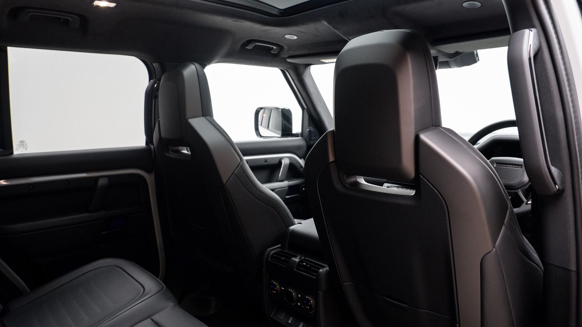 Land Rover Defender 110 view 23