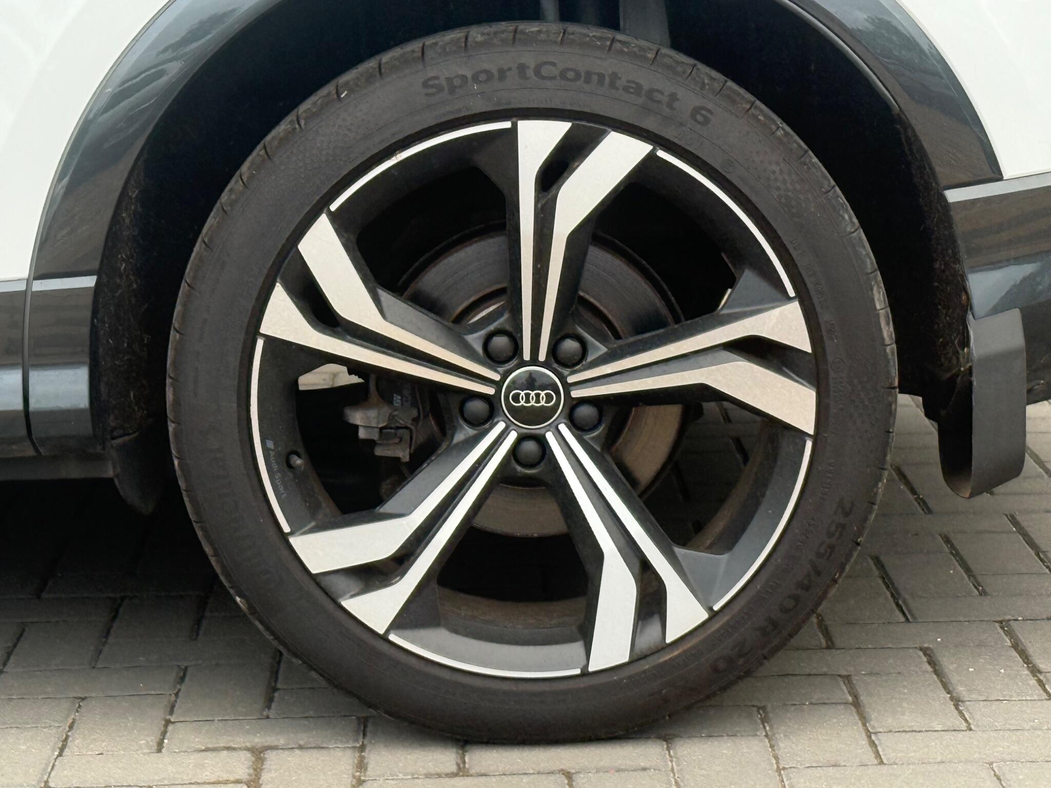 Audi Q3 view 14