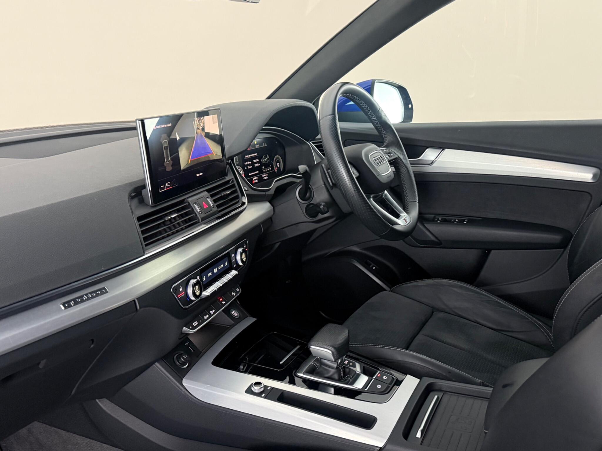 Audi Q5 view 4