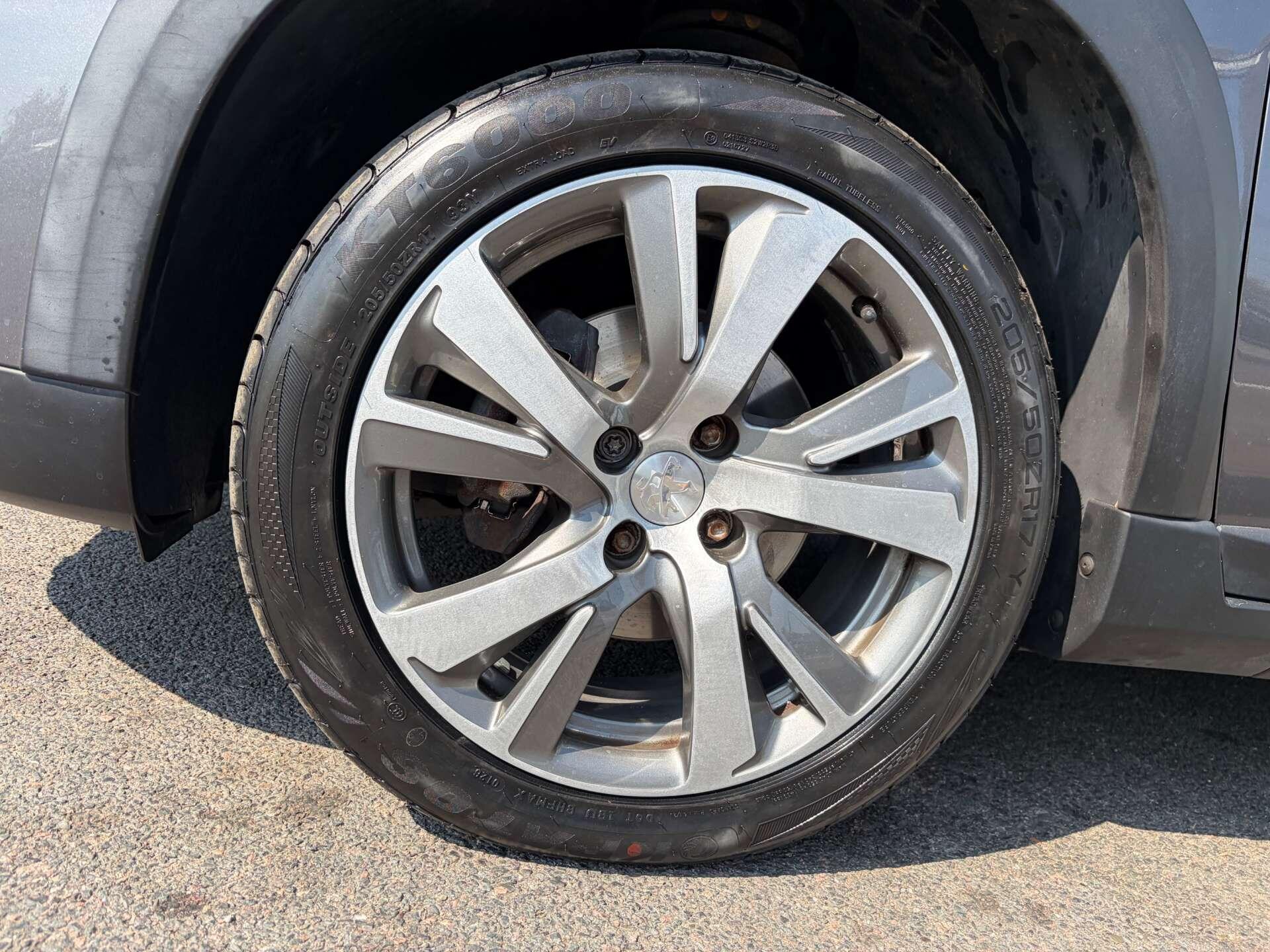 Peugeot 2008 view 11