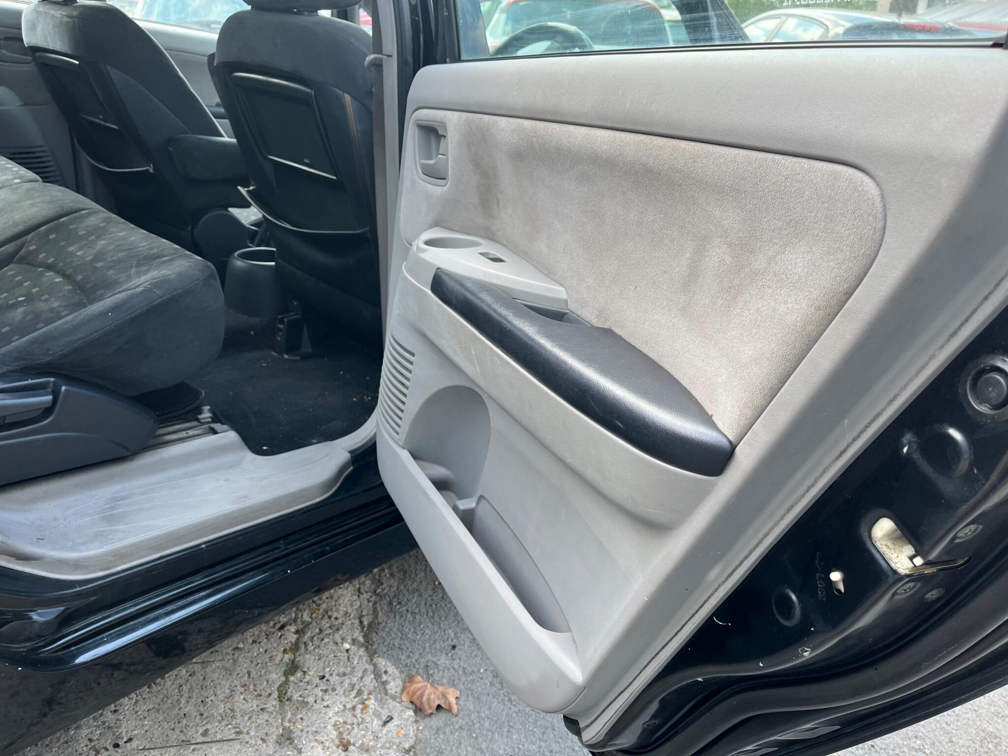 Mitsubishi Grandis view 10