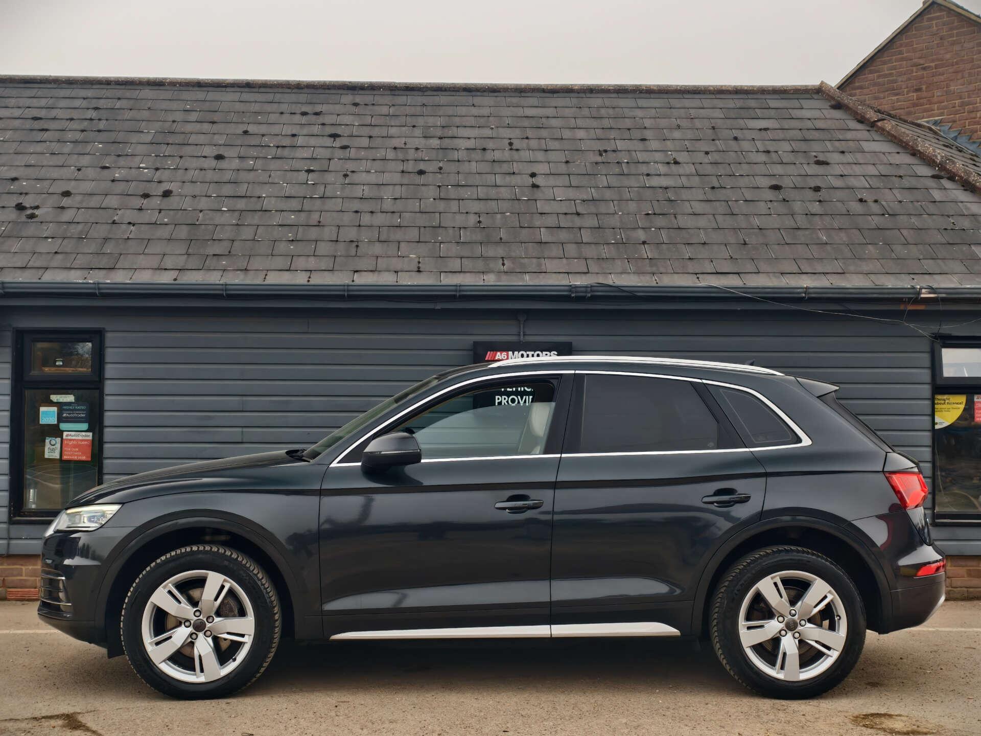 Audi Q5 view 11