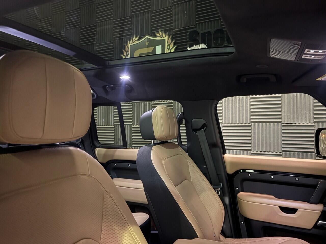 Land Rover Defender 110 view 19