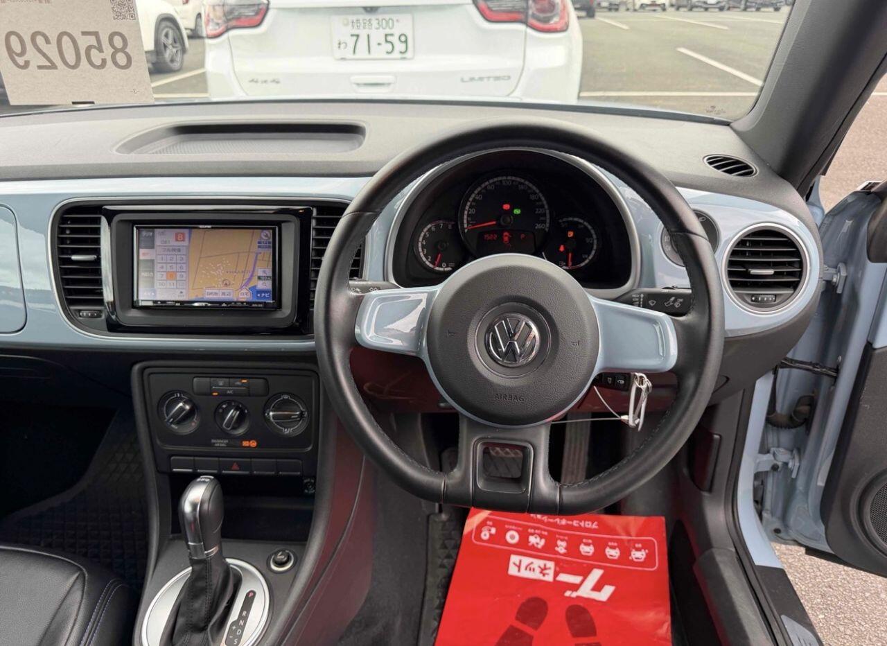 Volkswagen Beetle view 9