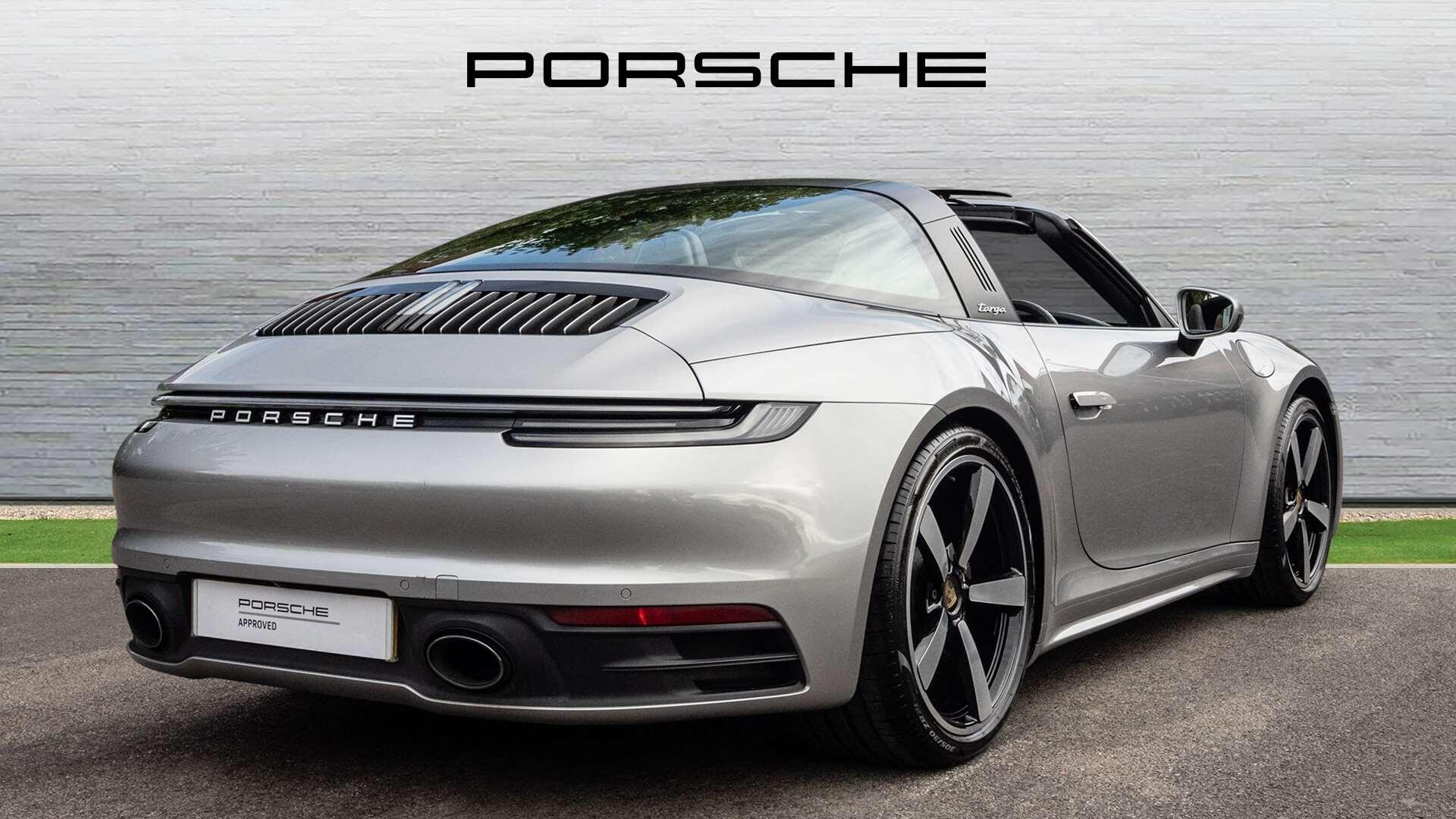 Porsche 911 view 4