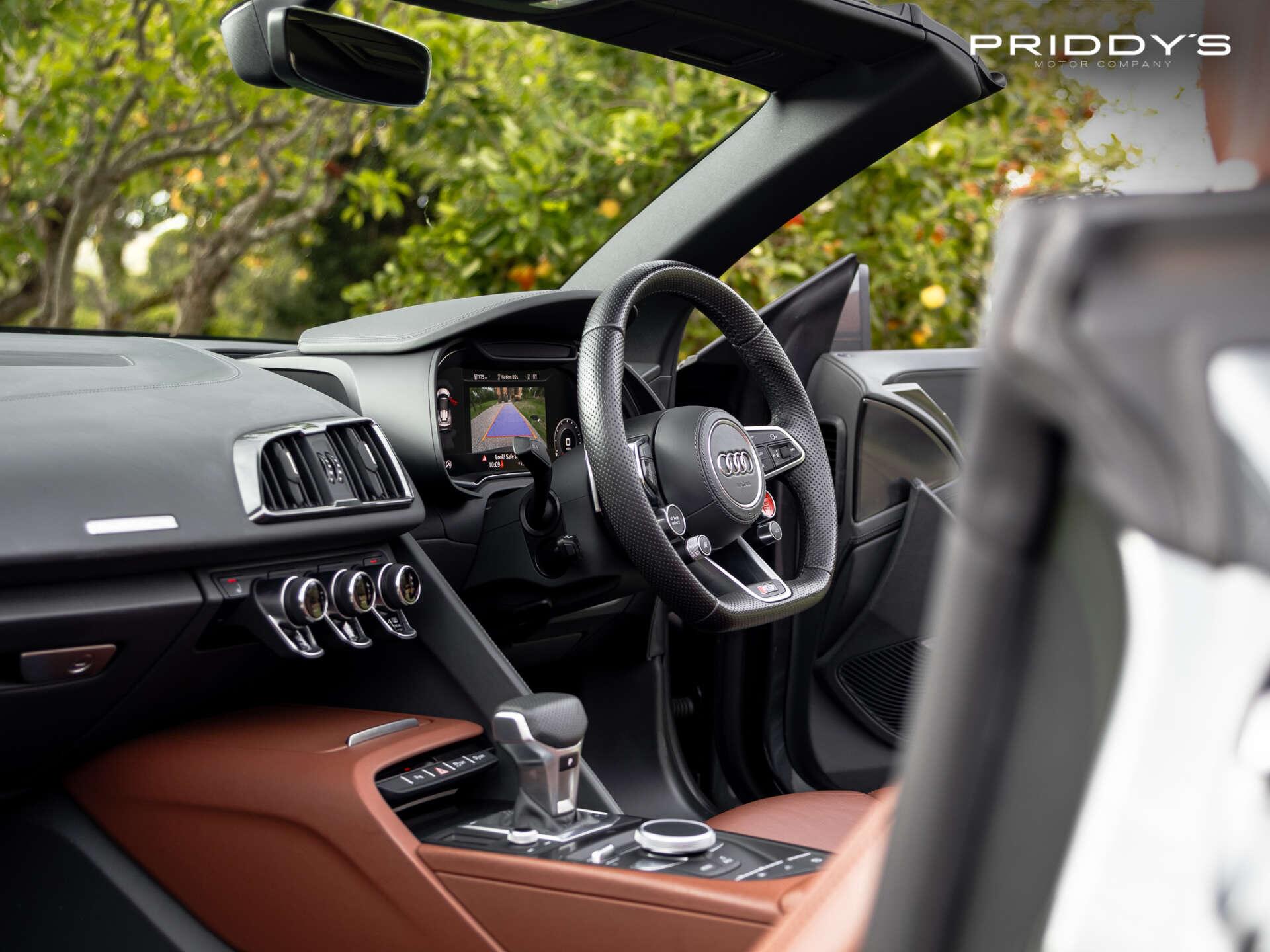 Audi R8 view 8