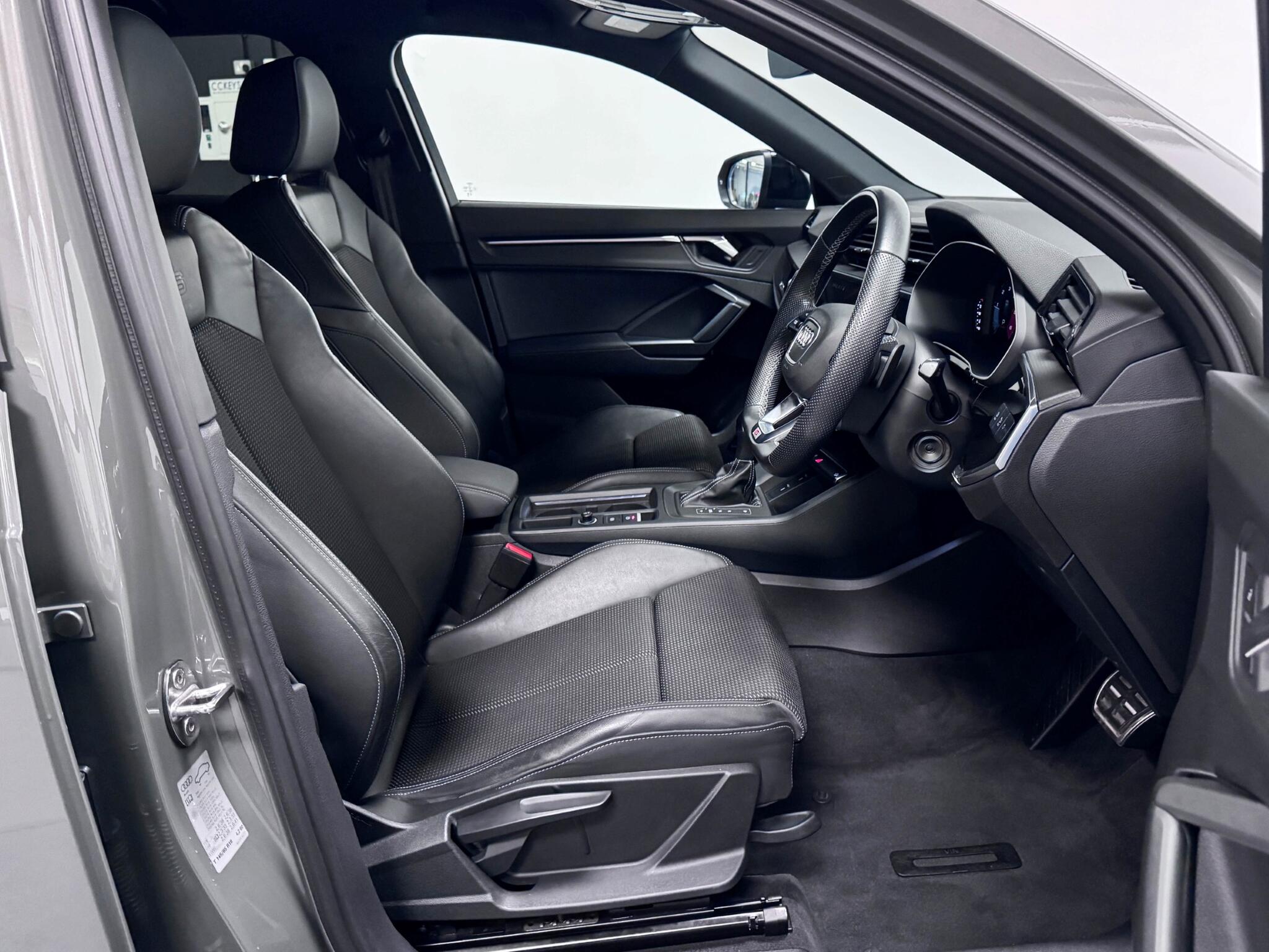 Audi Q3 view 32