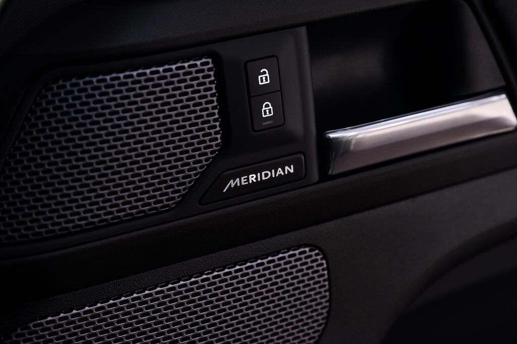 Land Rover Defender view 32