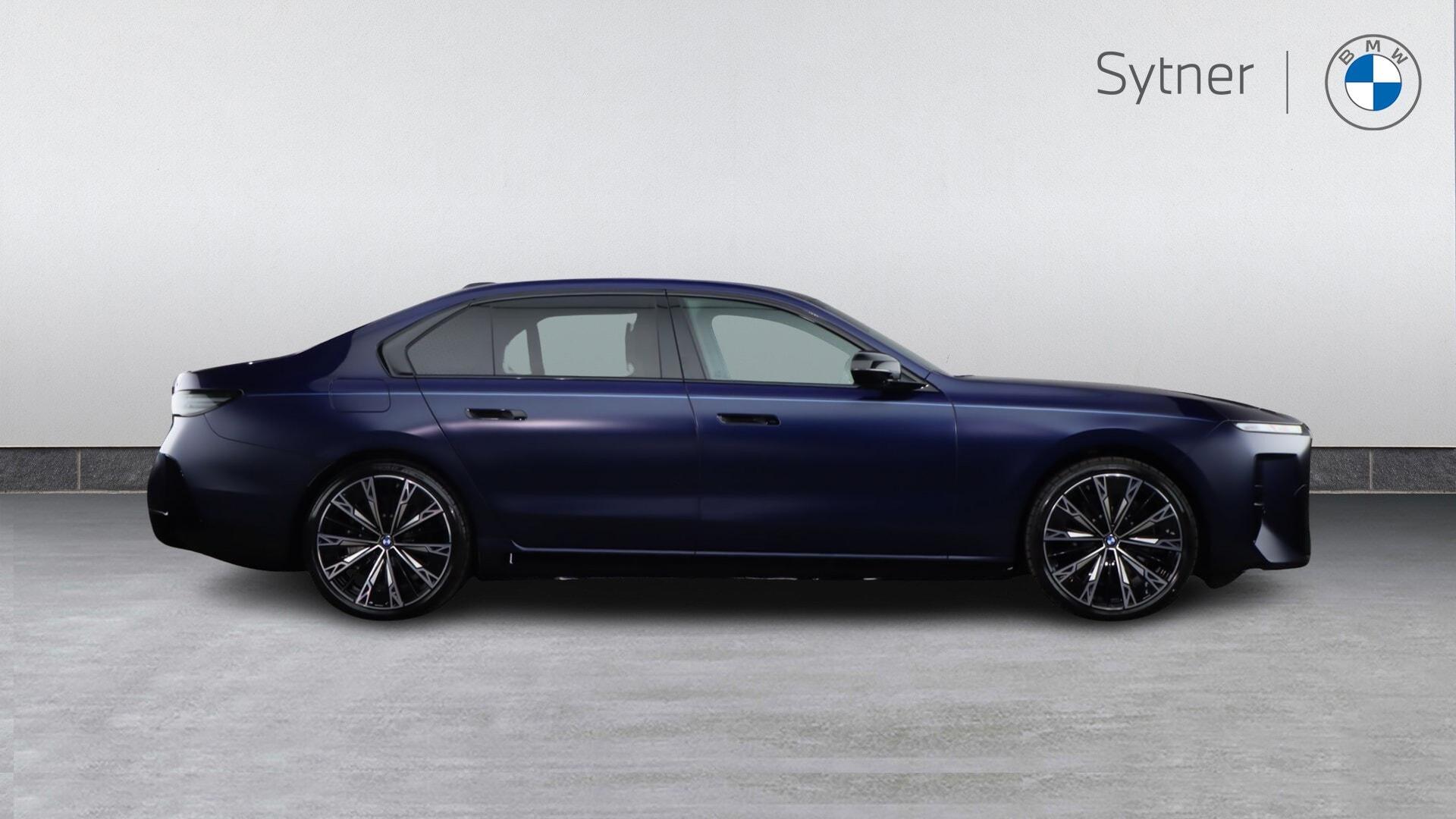 BMW i7 view 3