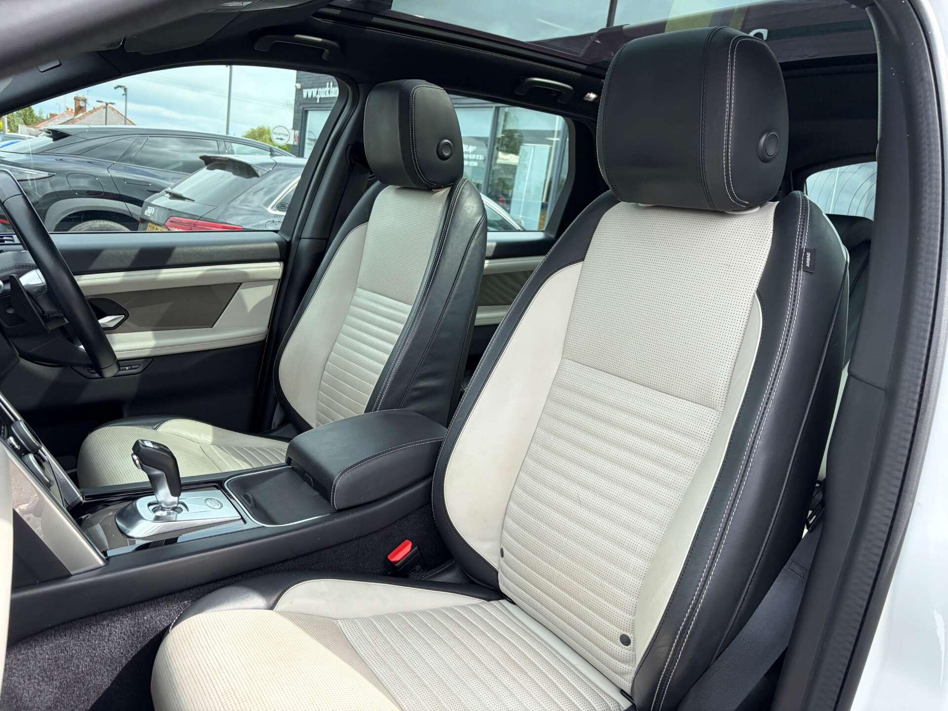 Land Rover Discovery Sport view 17
