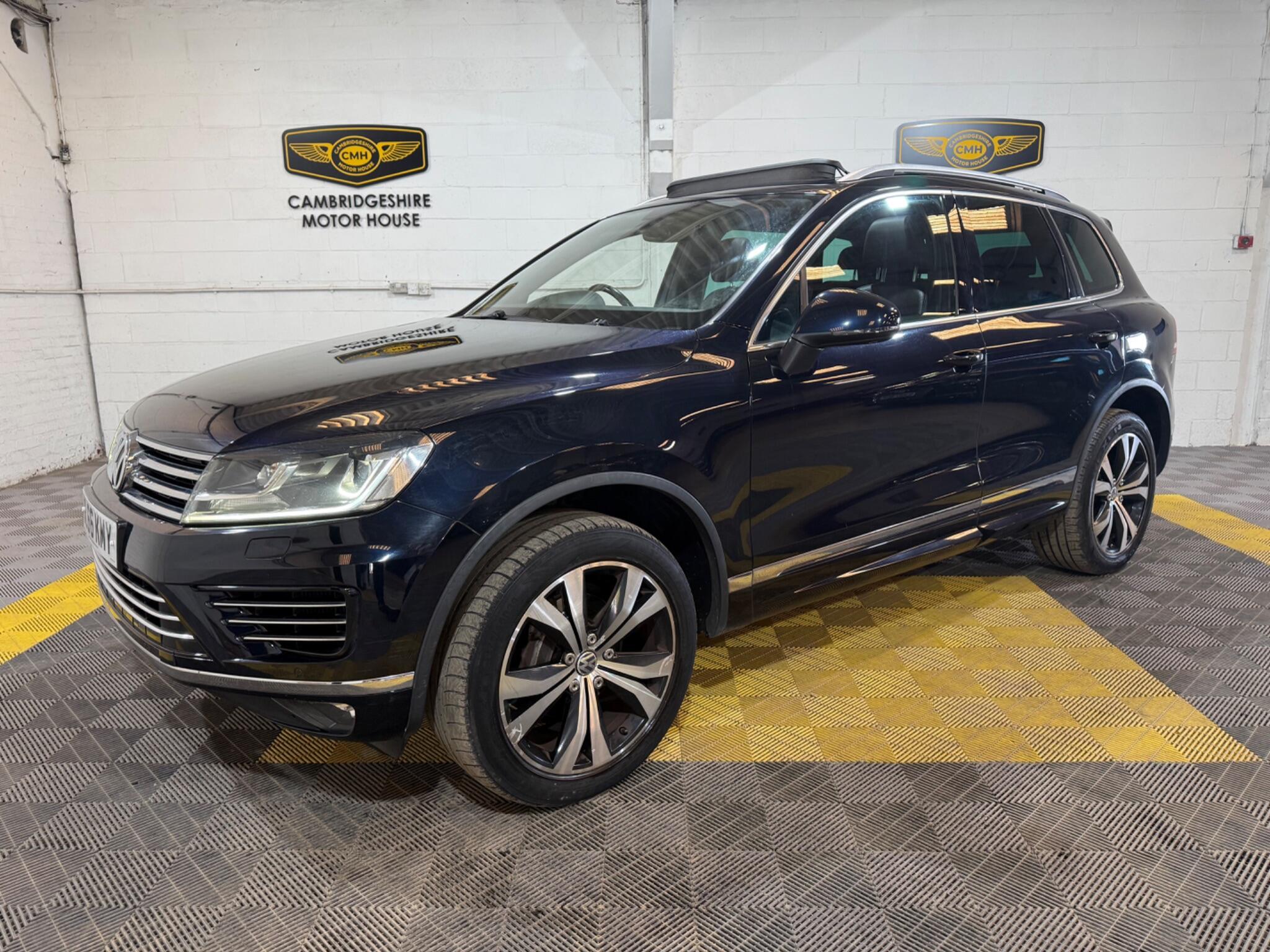 Volkswagen Touareg view 5