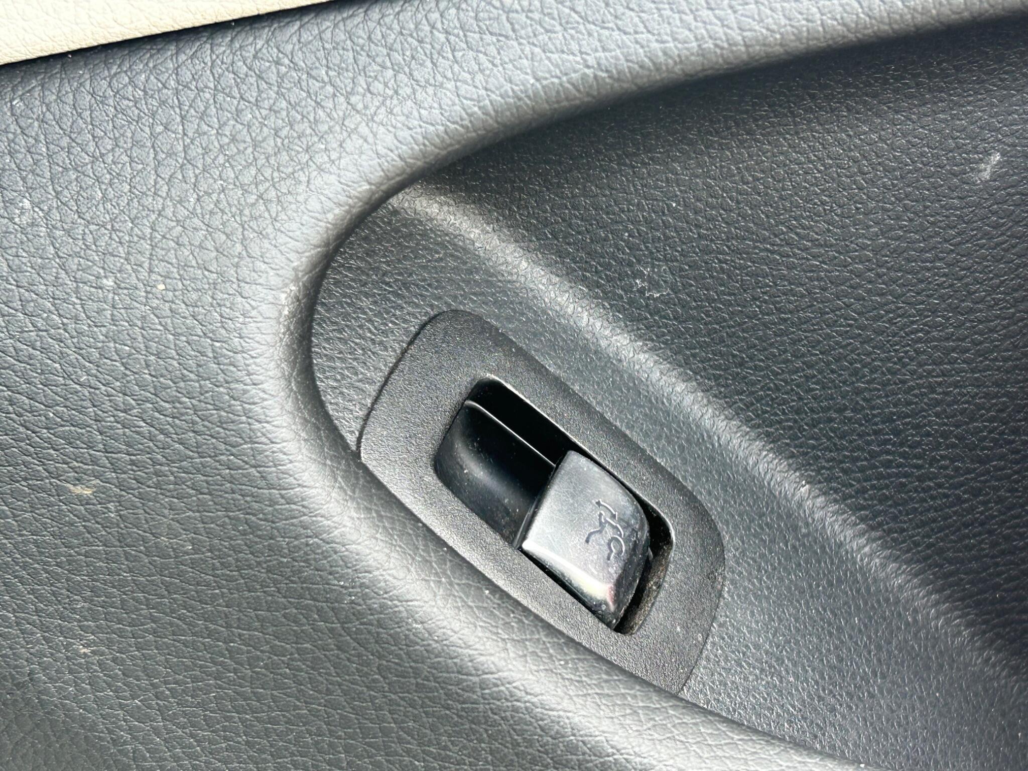 Mercedes-Benz C-Class view 26
