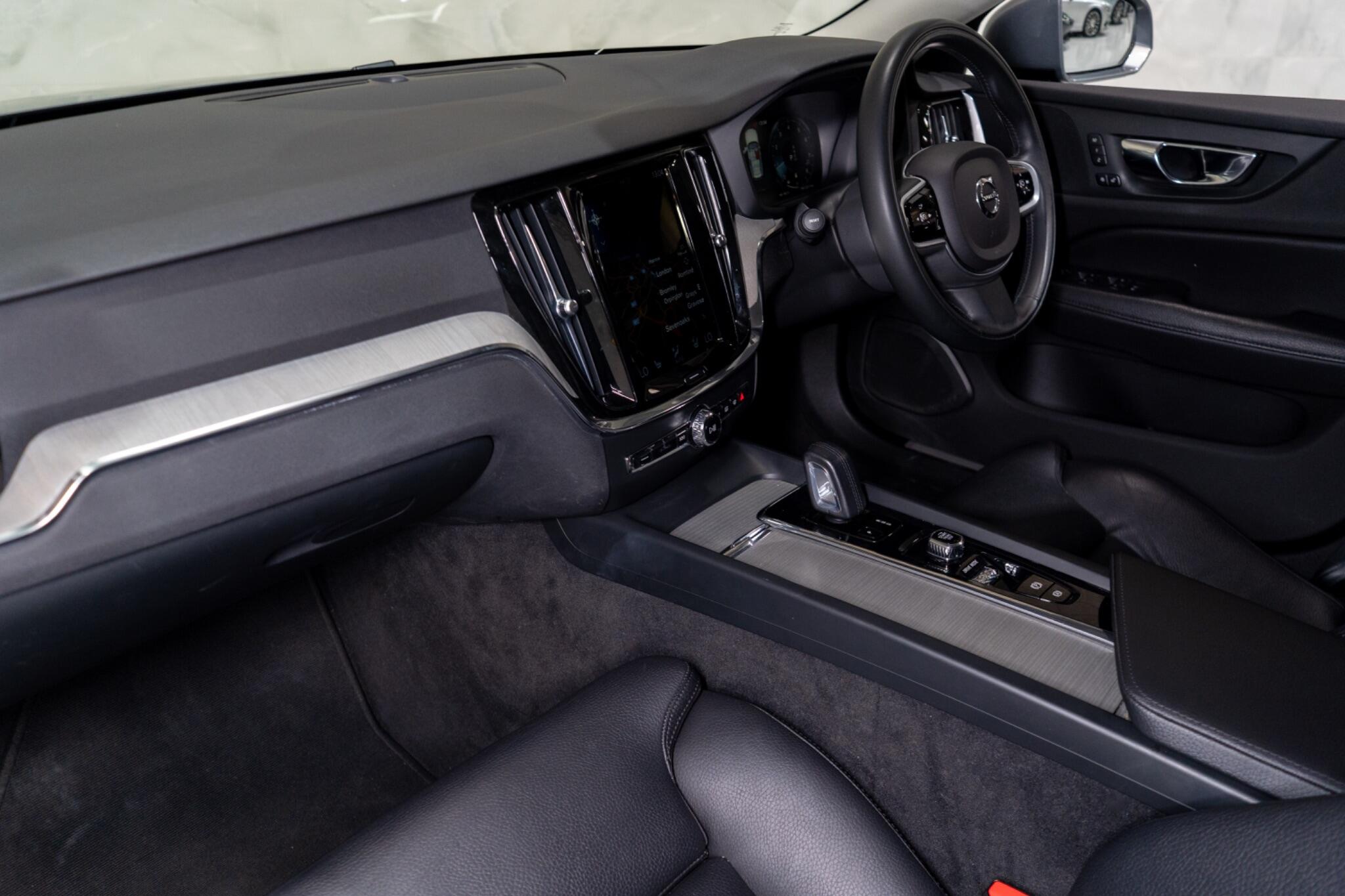 Volvo V60 Cross Country view 12
