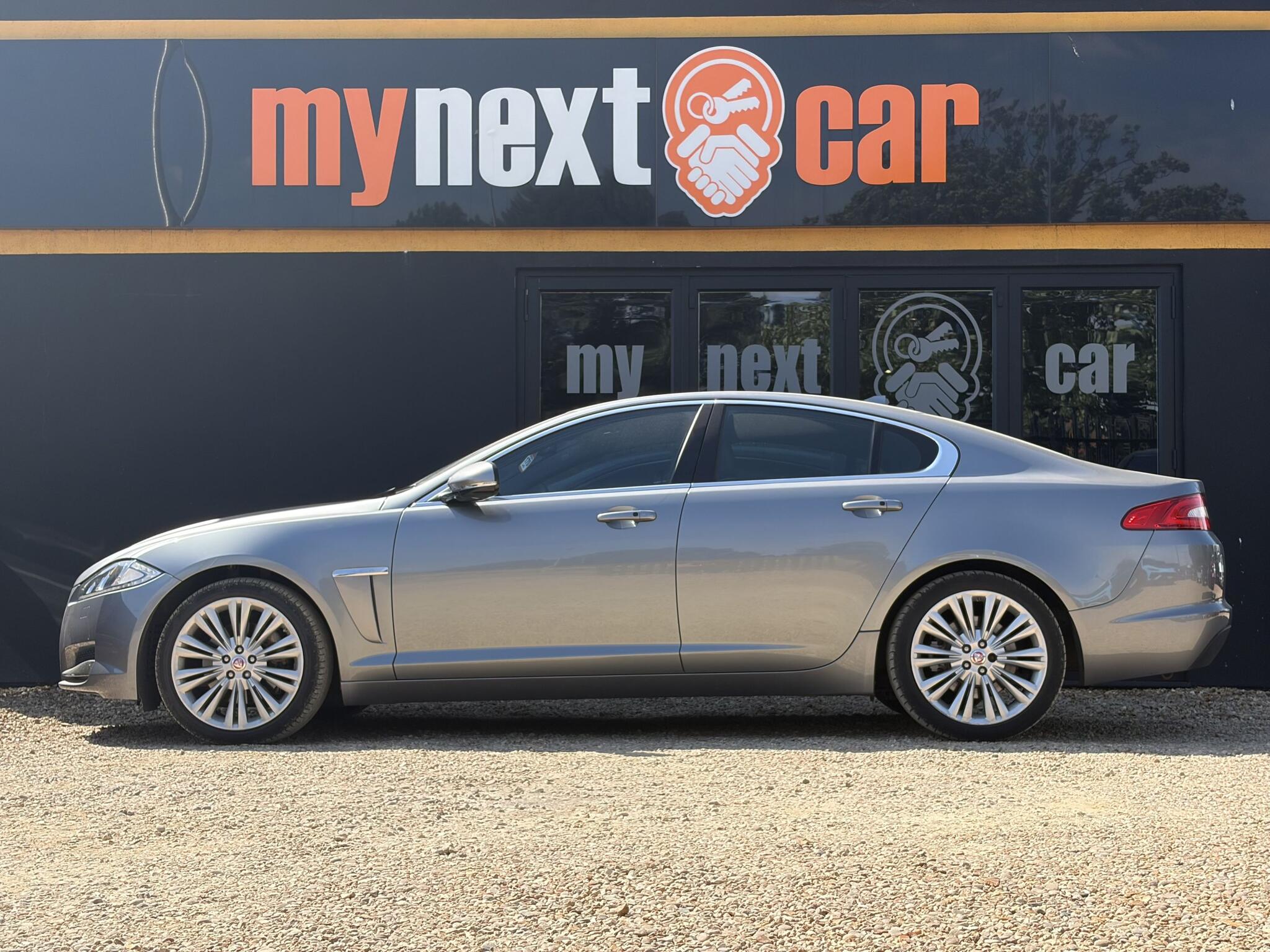 Jaguar XF view 4