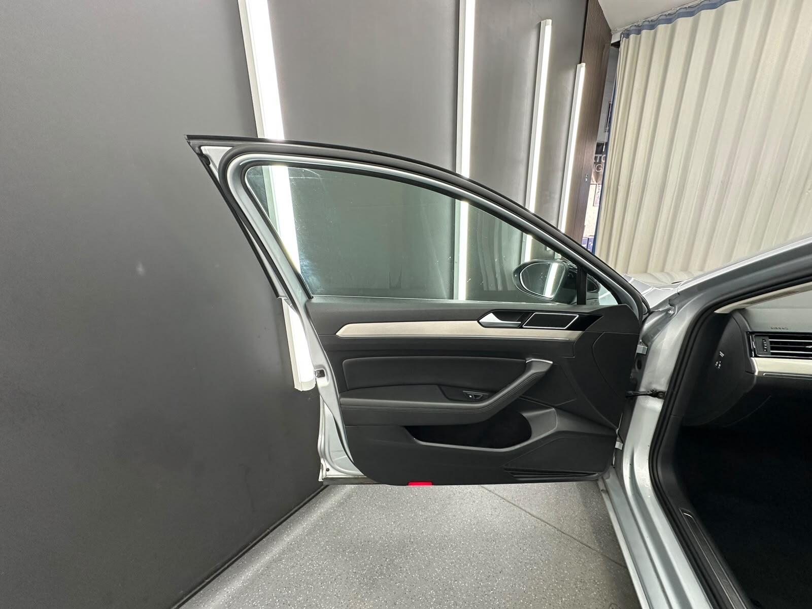 Volkswagen Passat view 23