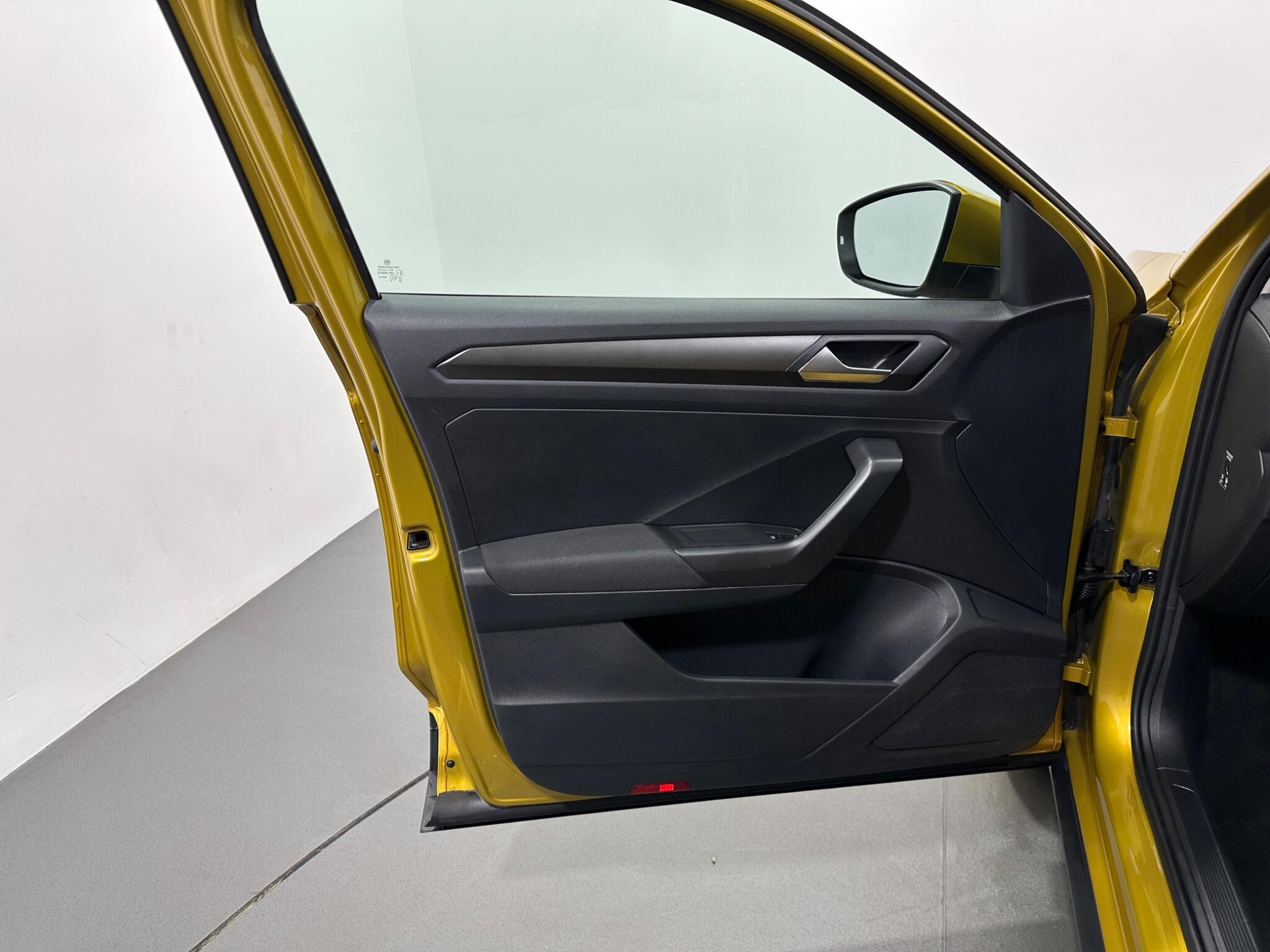 Volkswagen T-Roc view 33