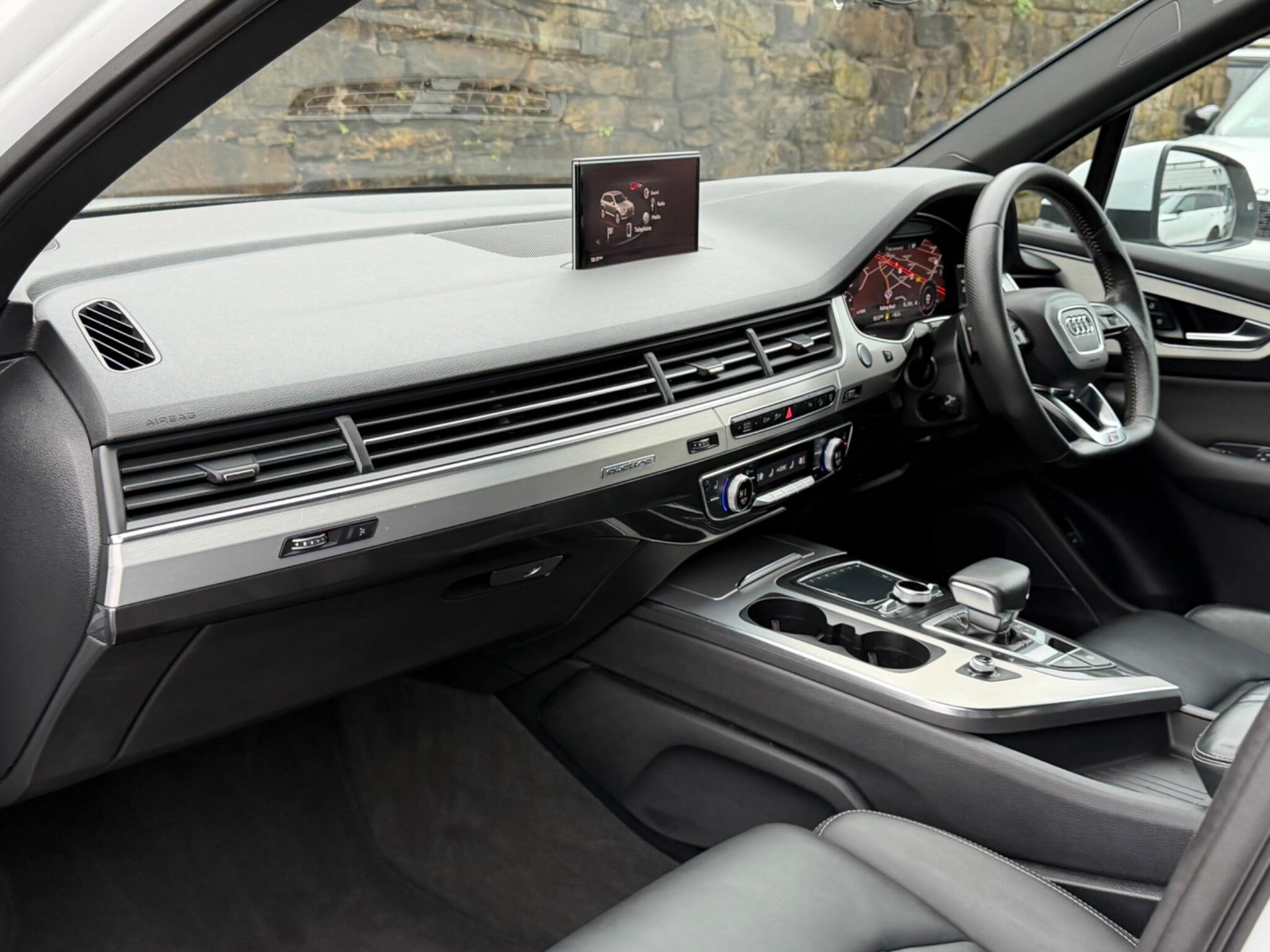 Audi Q7 view 13