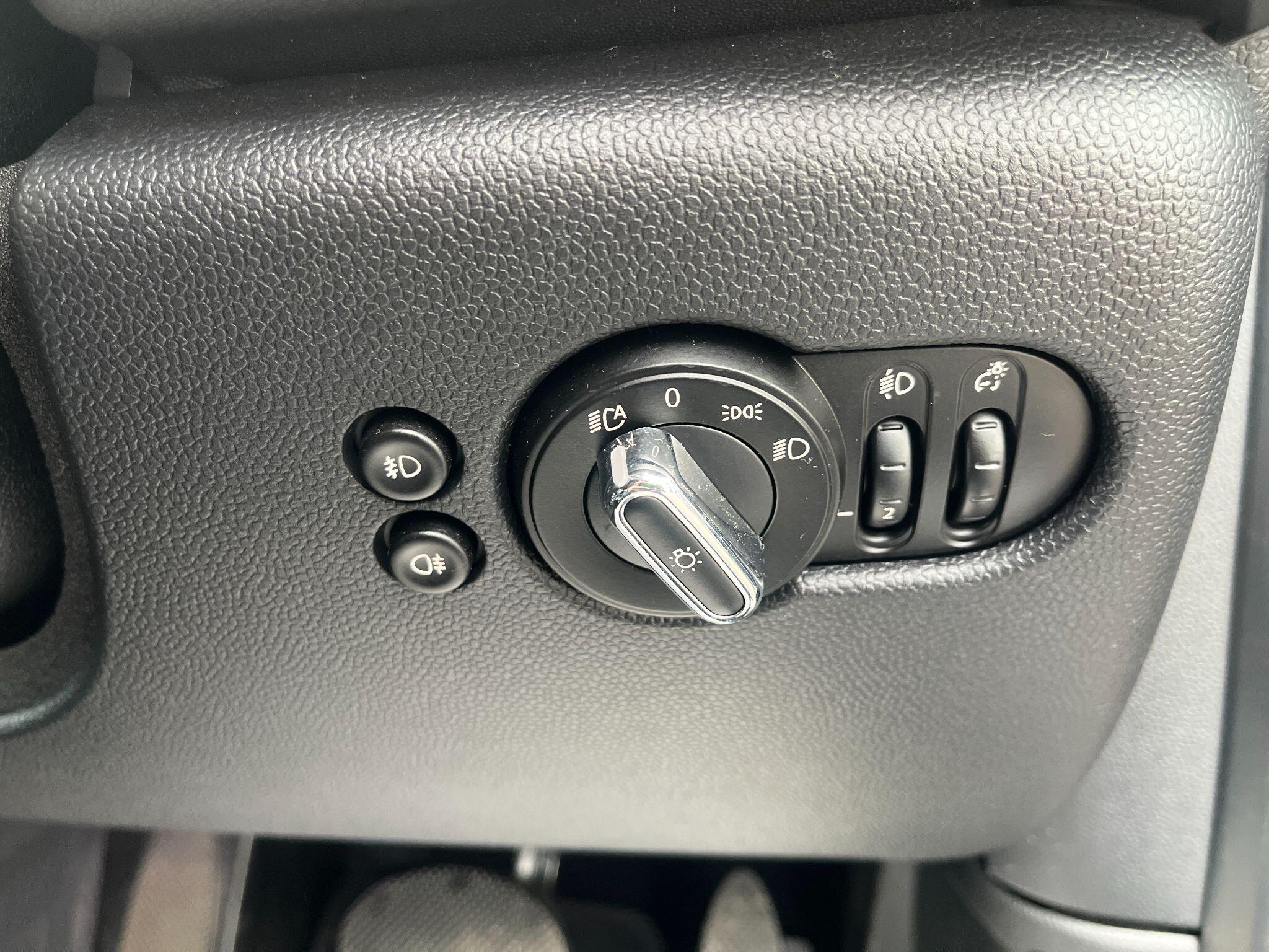 Mini Hatch view 27
