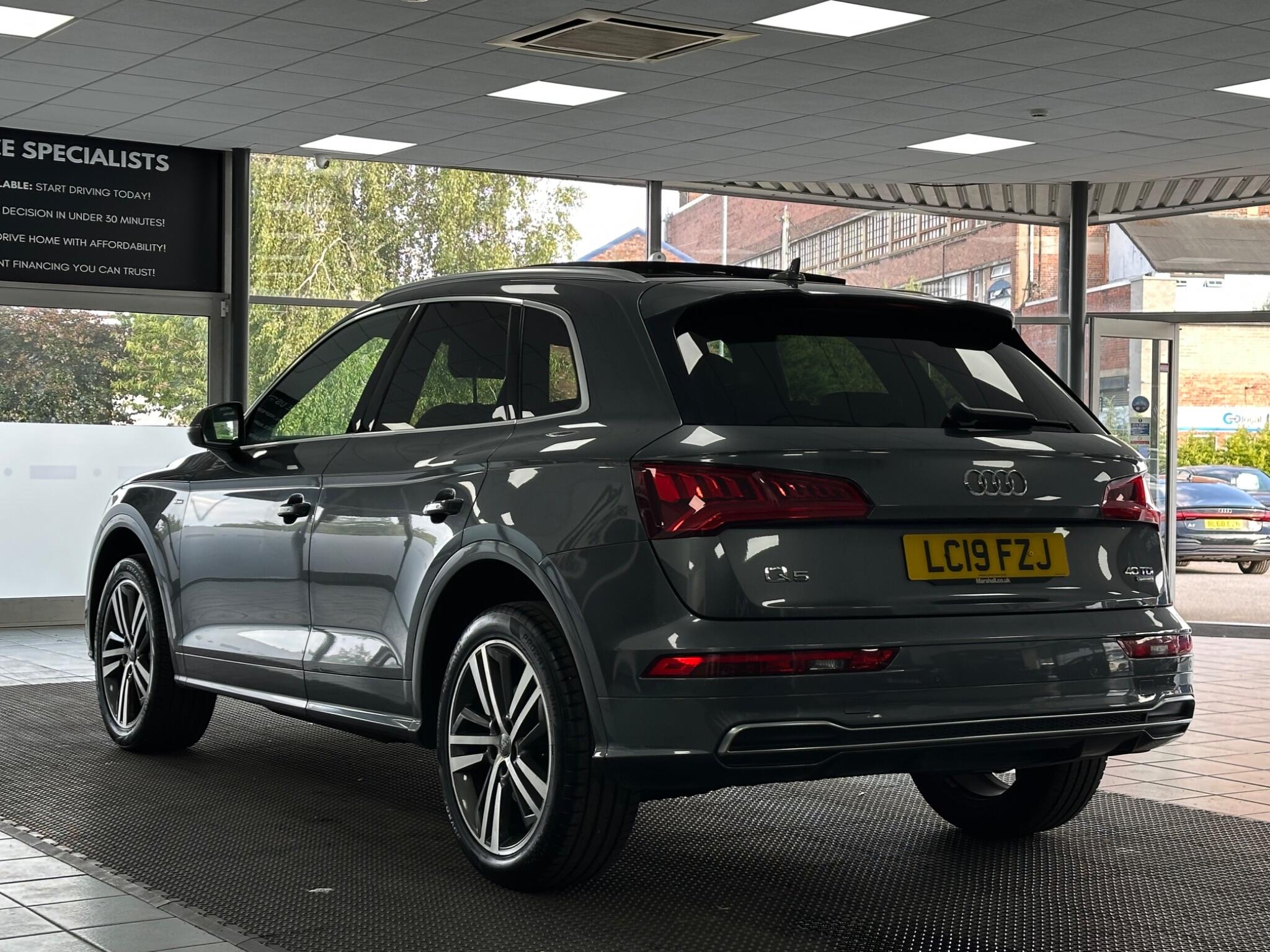 Audi Q5 view 11