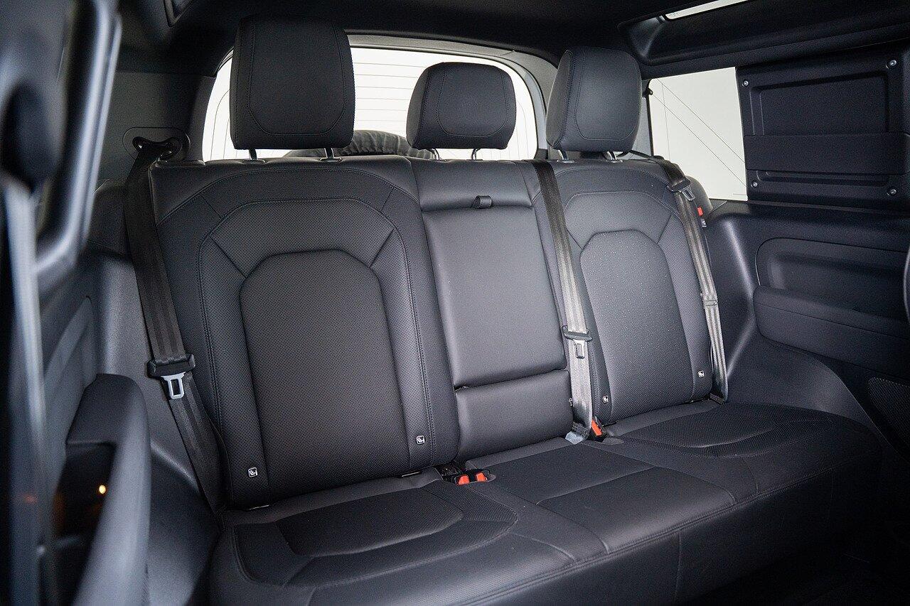 Land Rover Defender 90 view 15