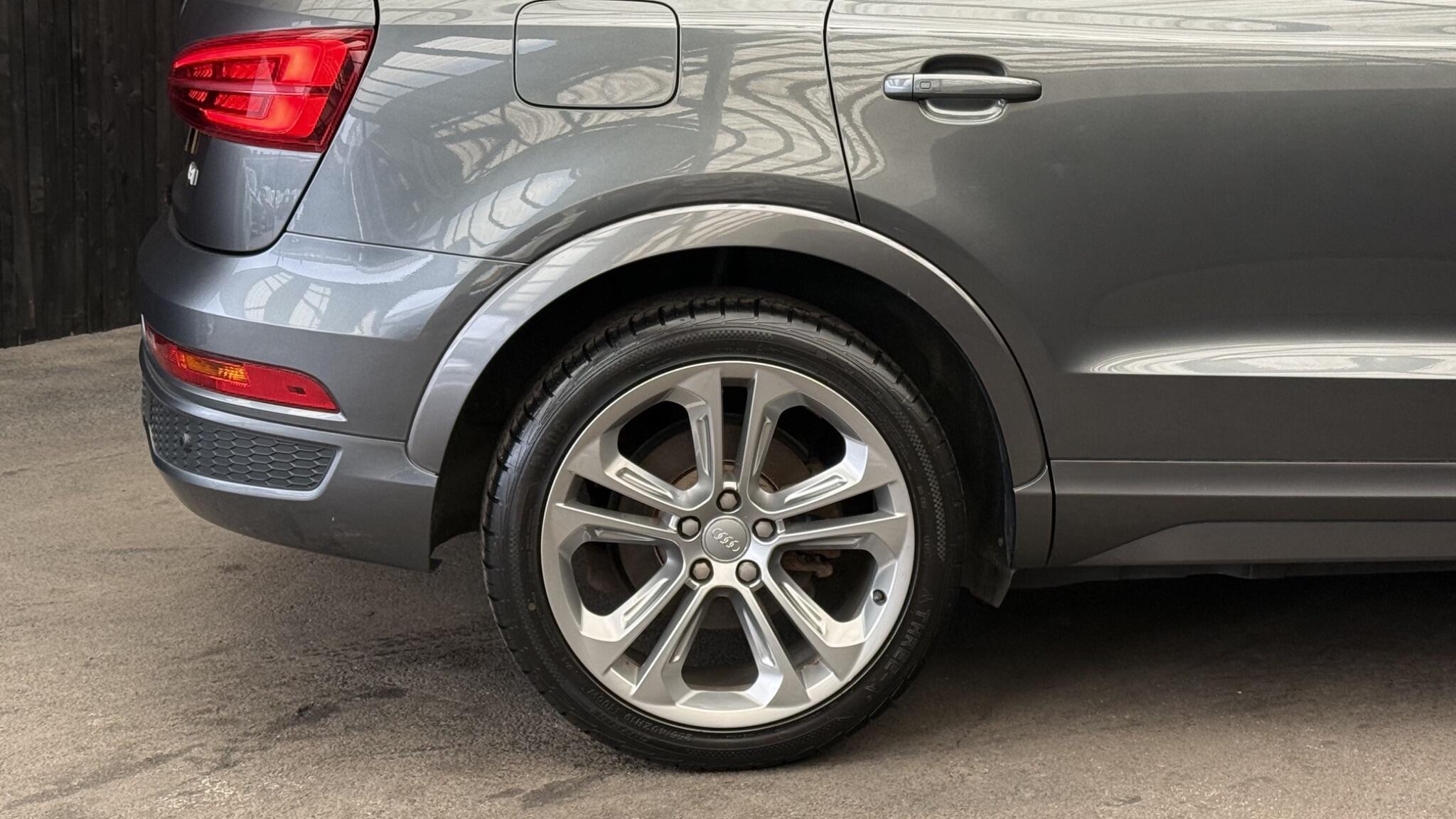 Audi Q3 view 15