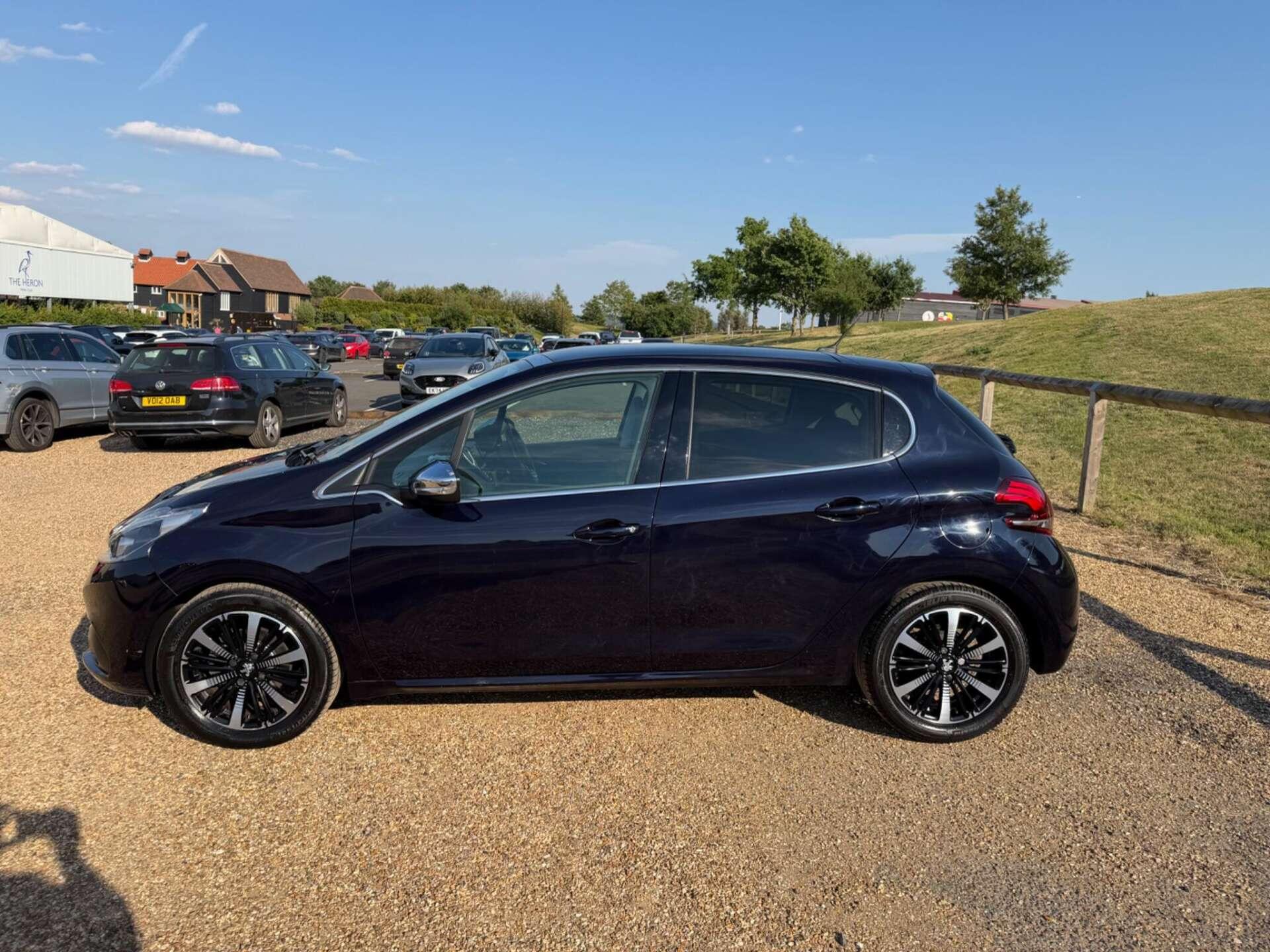 Peugeot 208 view 5