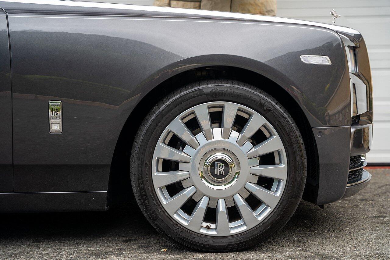 Rolls-Royce Phantom view 5