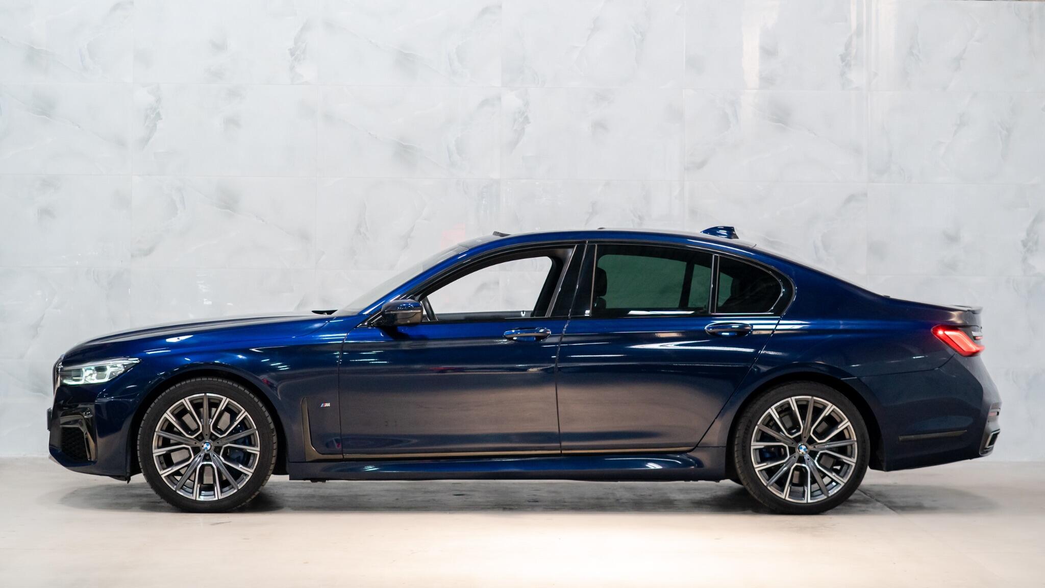 BMW 7 Series view 9