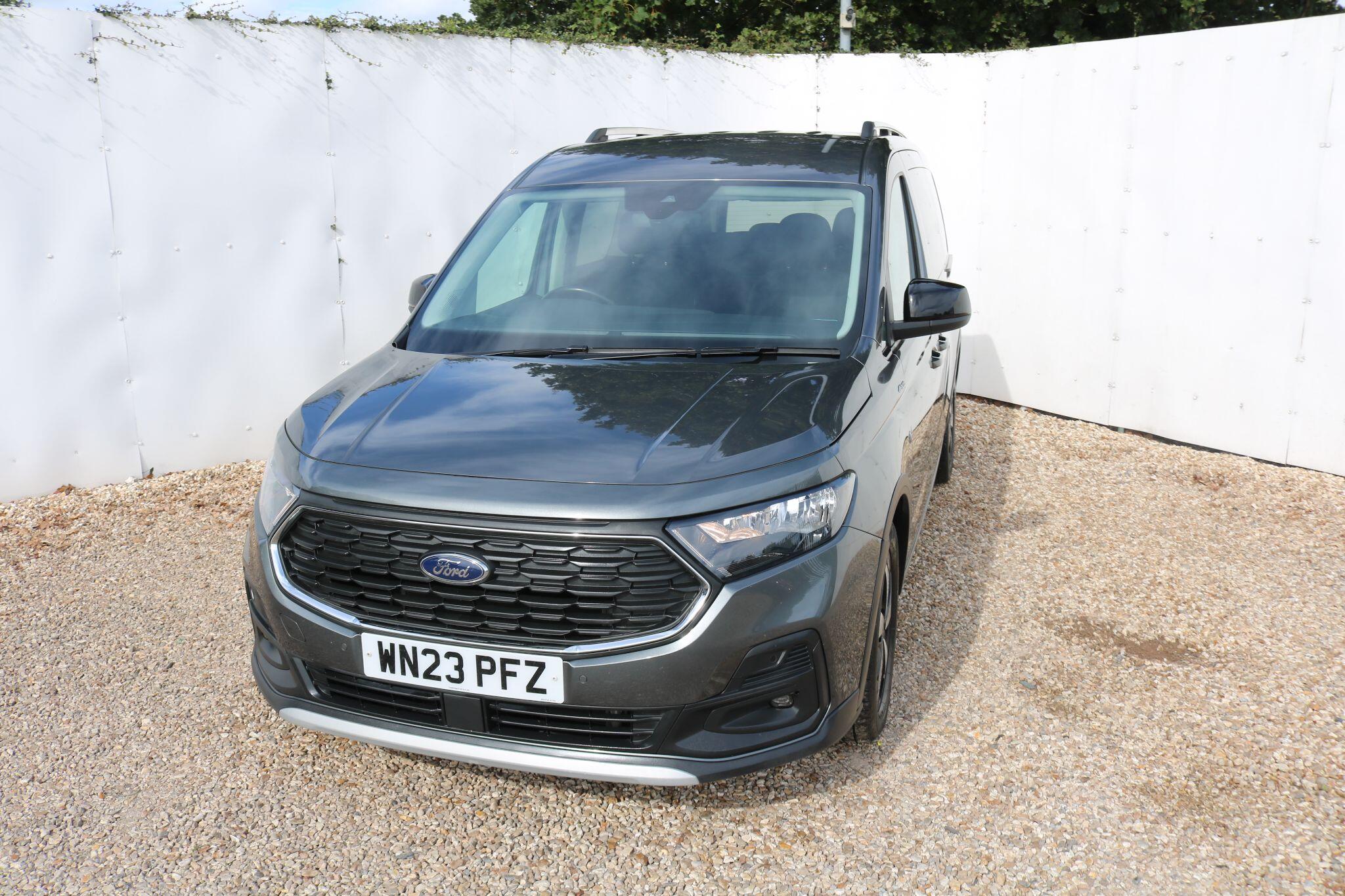 Ford Grand Tourneo Connect view 13