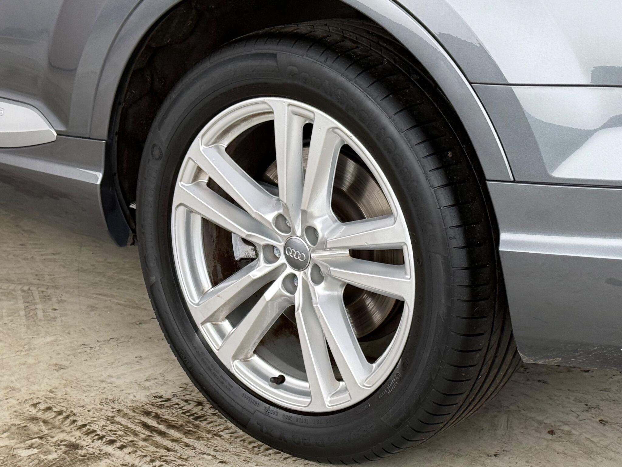 Audi Q7 view 9