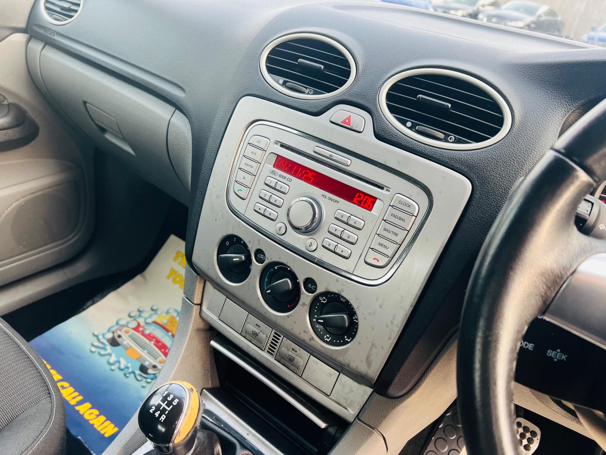 2009 Ford Focus image 22