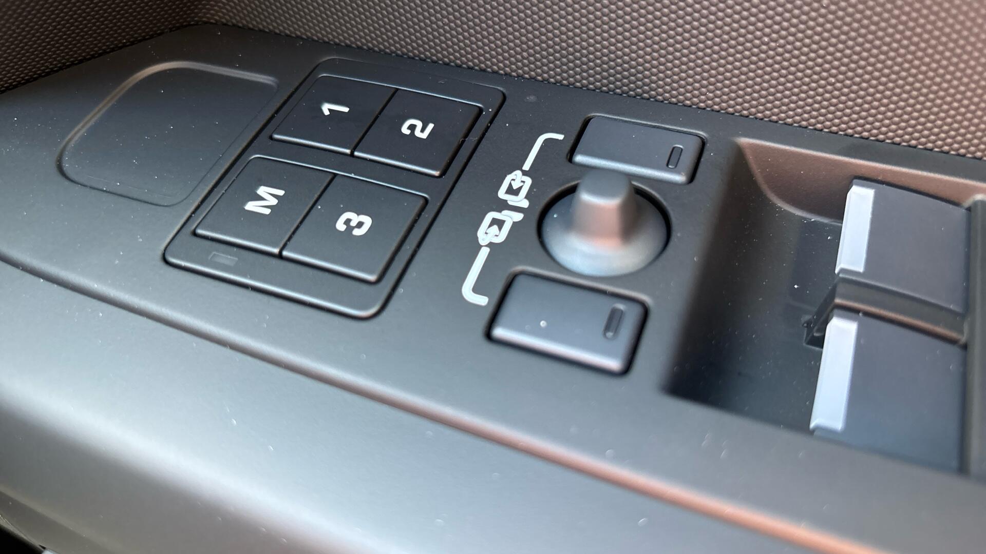 Land Rover Defender view 40