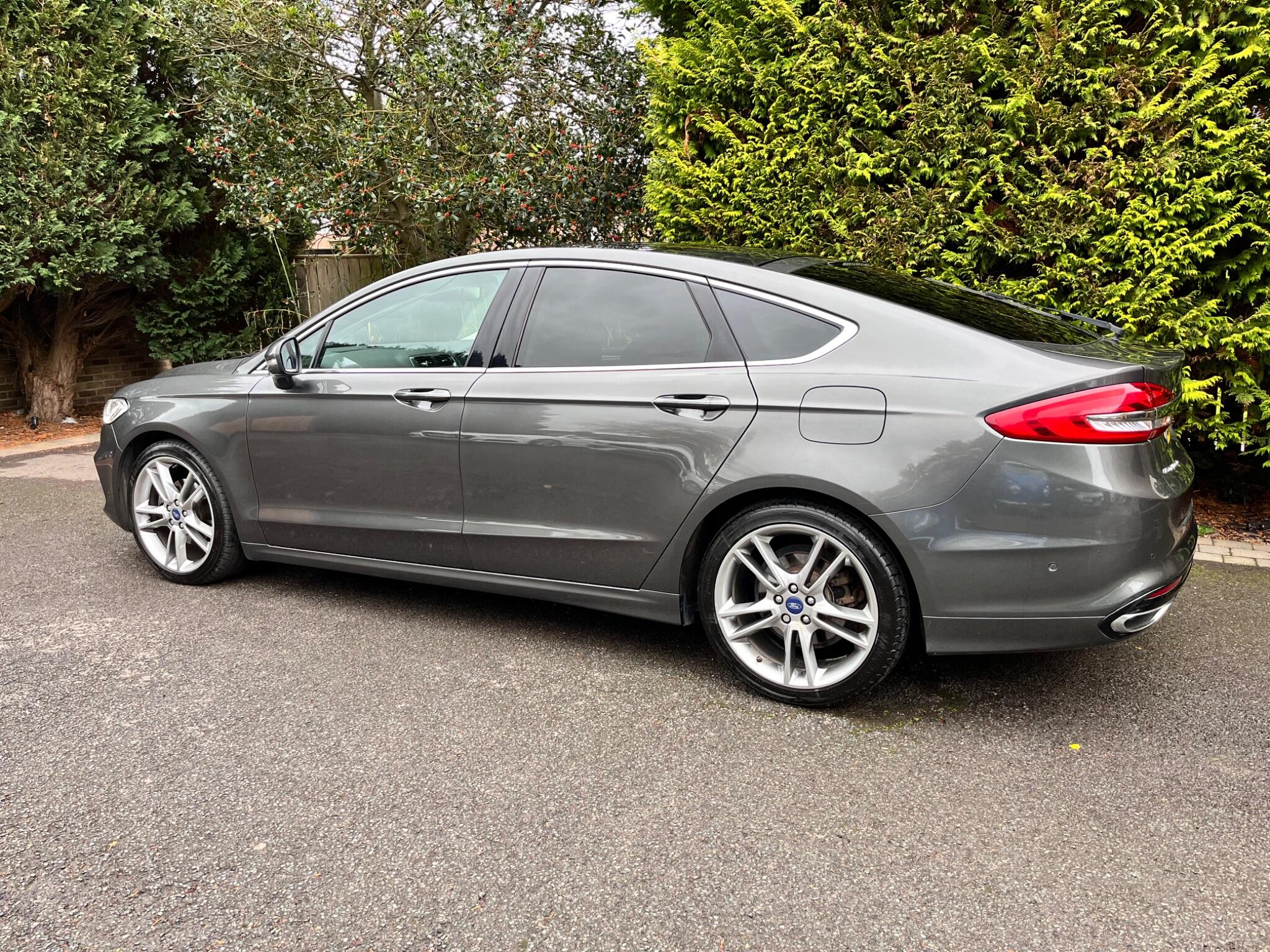 Ford Mondeo view 10