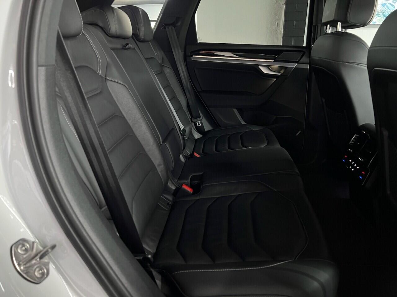Volkswagen Touareg view 45