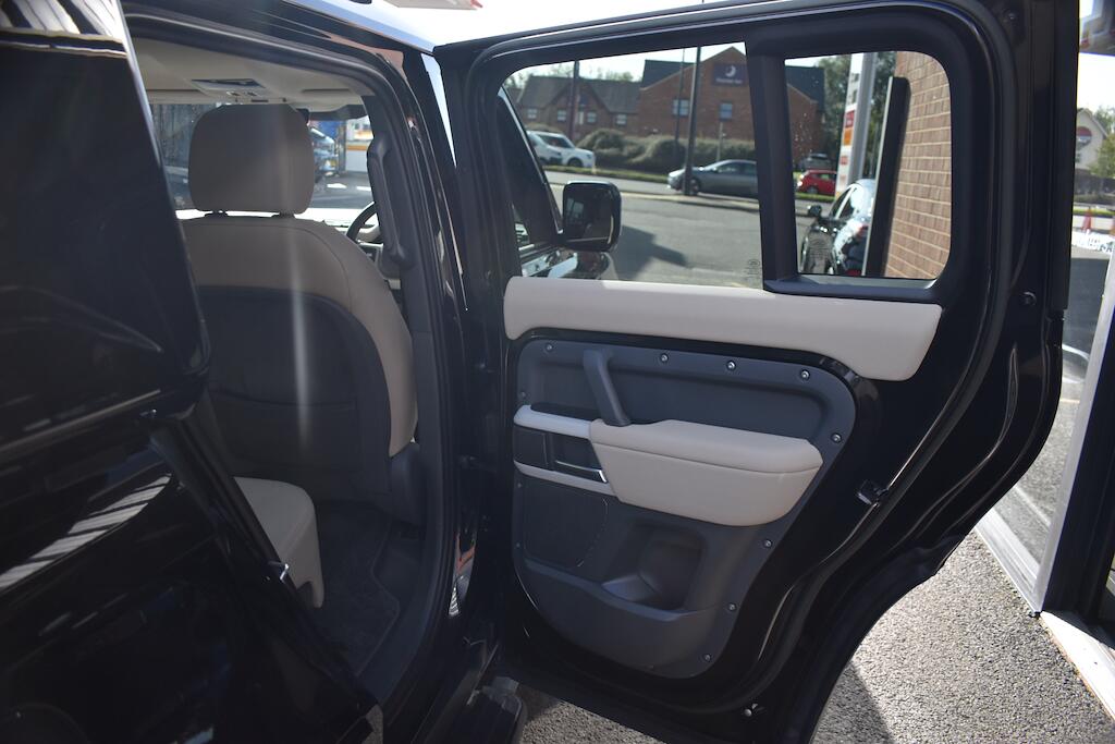 Land Rover Defender view 36