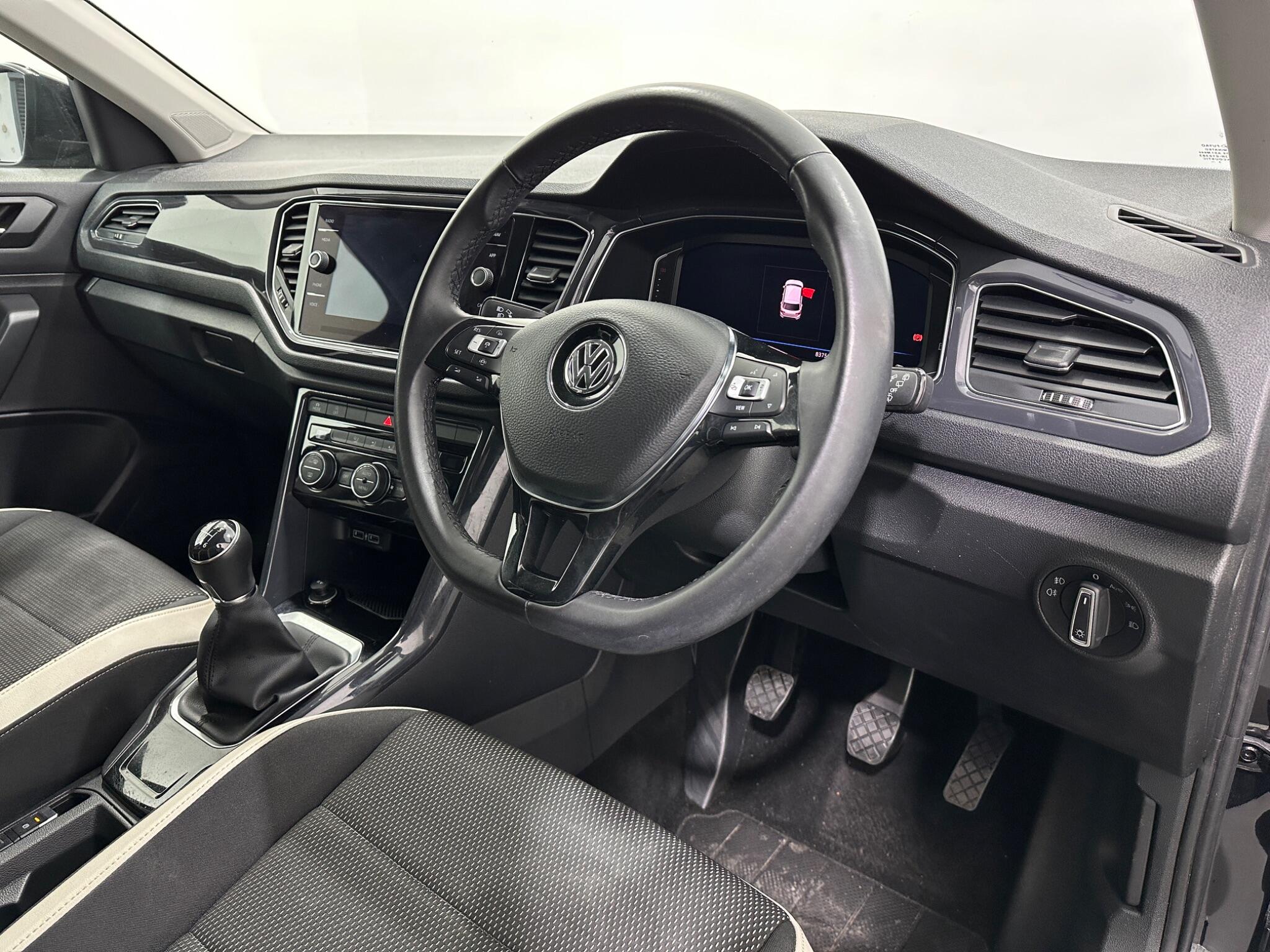 Volkswagen T-Roc view 11