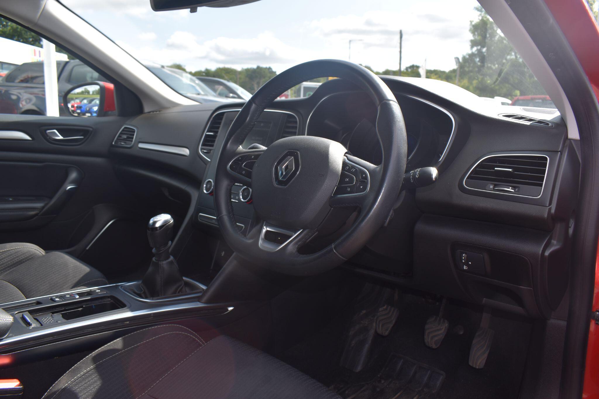 Megane - 1.3 TCe Iconic Sport Tourer Euro 6 (s/s) 5dr - Image 2