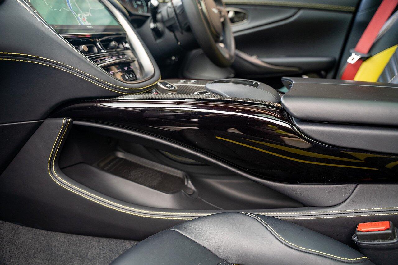 Aston Martin DBX view 75