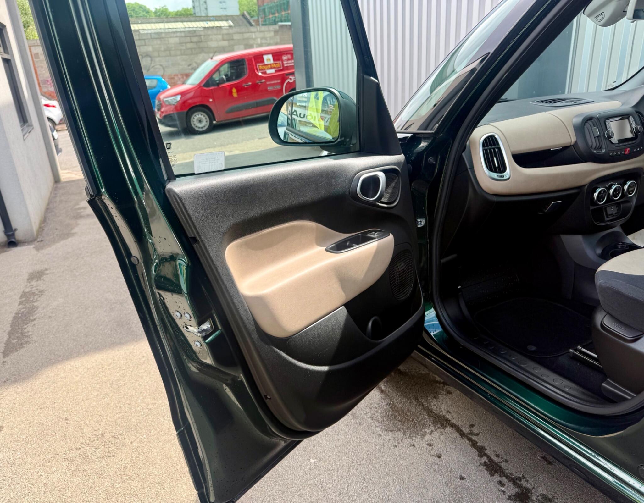 Fiat 500L view 16