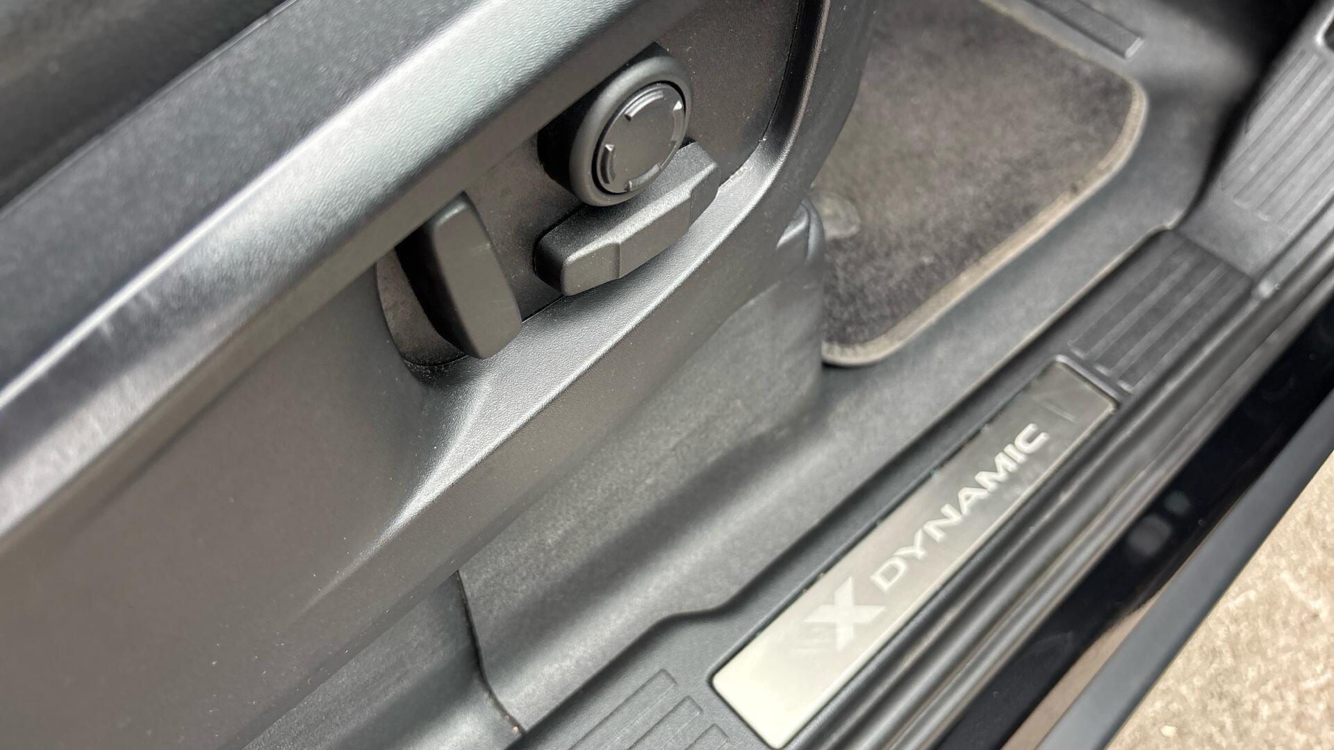 Land Rover Defender view 30