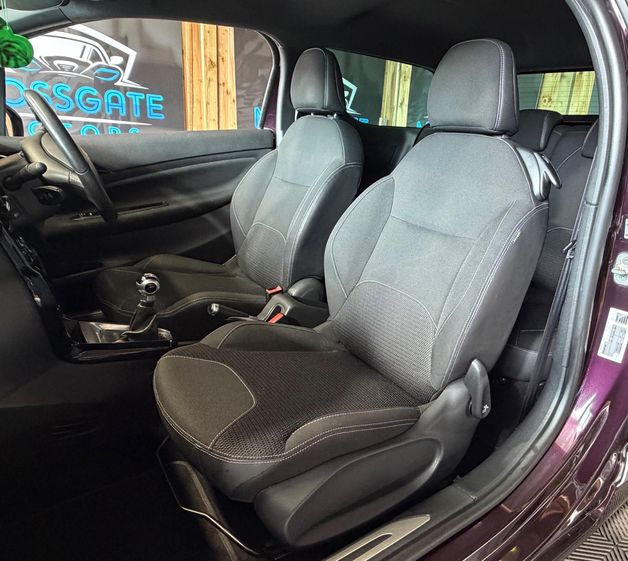 DS Automobiles DS 3 view 30