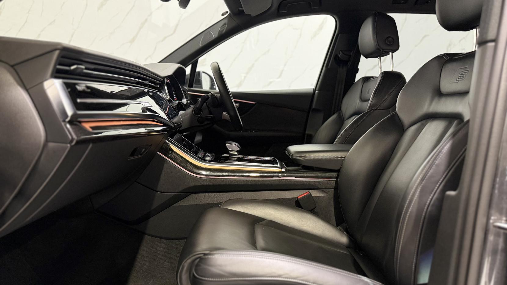 Audi Q7 view 7