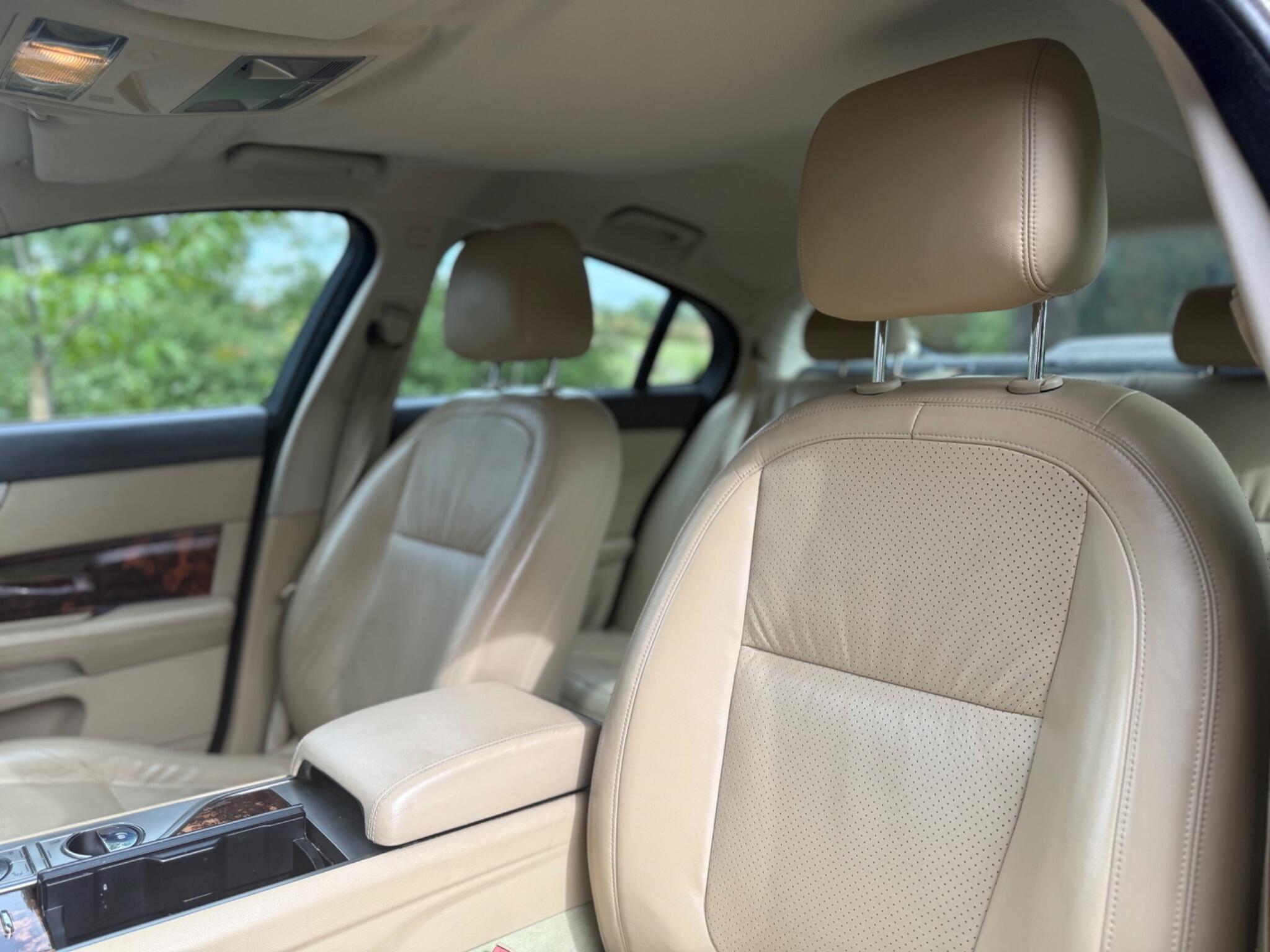 2008 Jaguar XF image 19