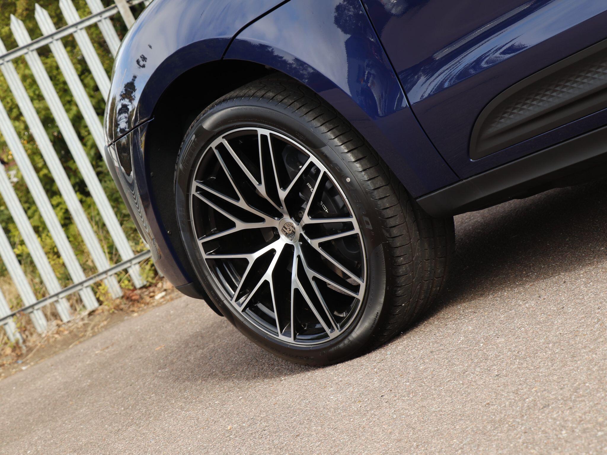 Porsche Macan view 28
