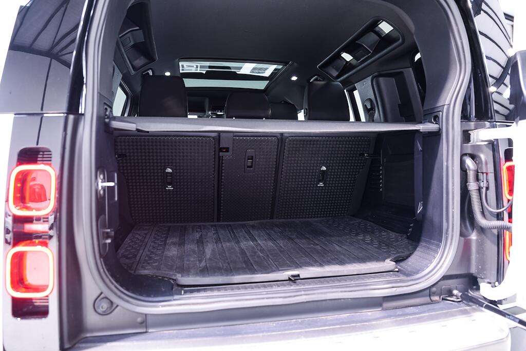 Land Rover Defender view 27